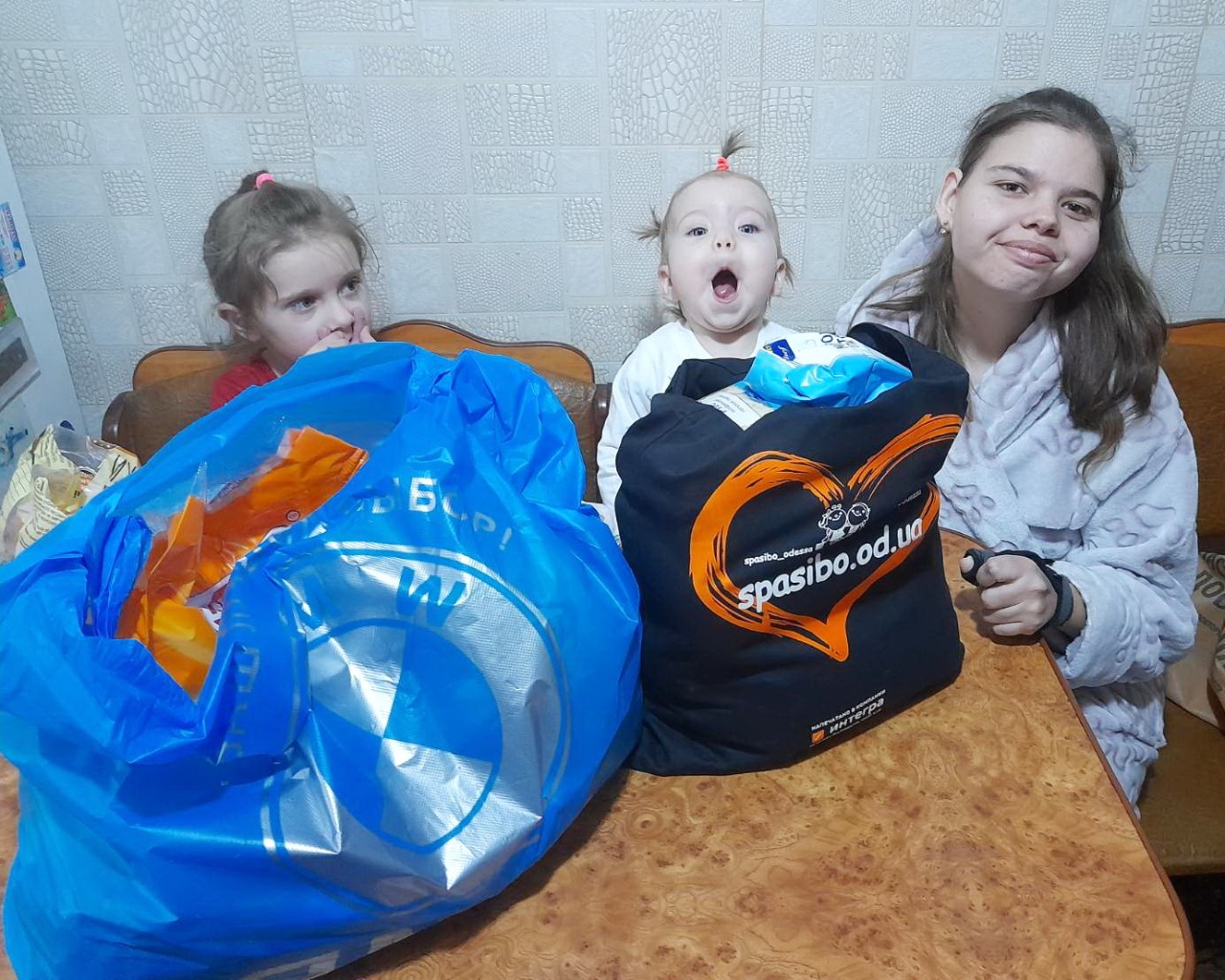 Die begünstigten Familien mit beeinträchtigten Kindern freuen sich über die Hilfsgüter. Die begünstigten Familien mit beeinträchtigten Kindern freuen sich über die Hilfsgüter.