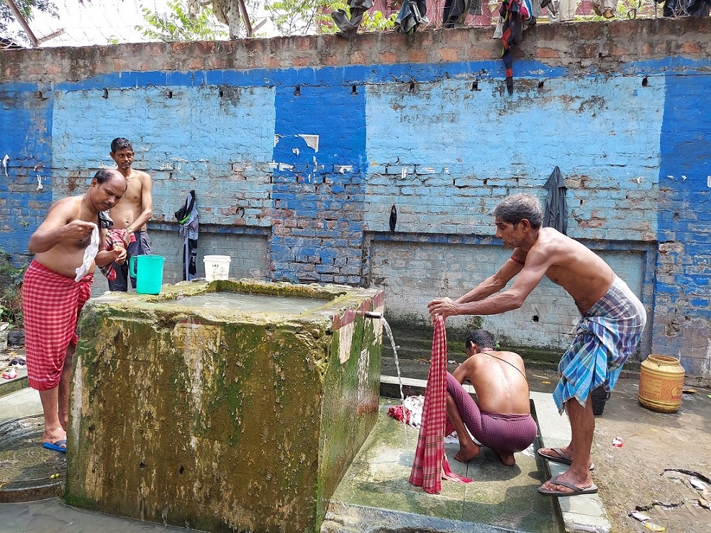 Das indische Gesundheitssystem war mit der Covid-19-Pandemie völlig überlastet. Ohne medizinische Versorgung starben zahllose Menschen zuhause oder in den Straßen Kalkuttas. Rund 2.000 Familien versorgten wir mit Grundnahrungsmittel und Hygieneartikel. Fü Corona-Nothilfe in Indien