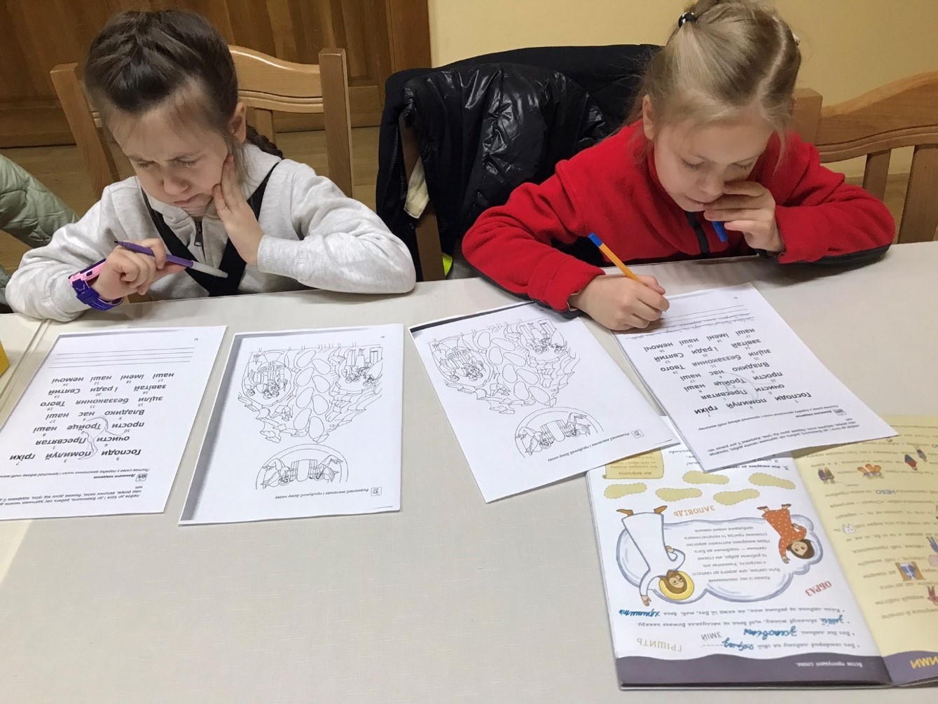 Freitags können Kinder im Tageszentrum Brettspiele machen, Bücher lesen und lernen.