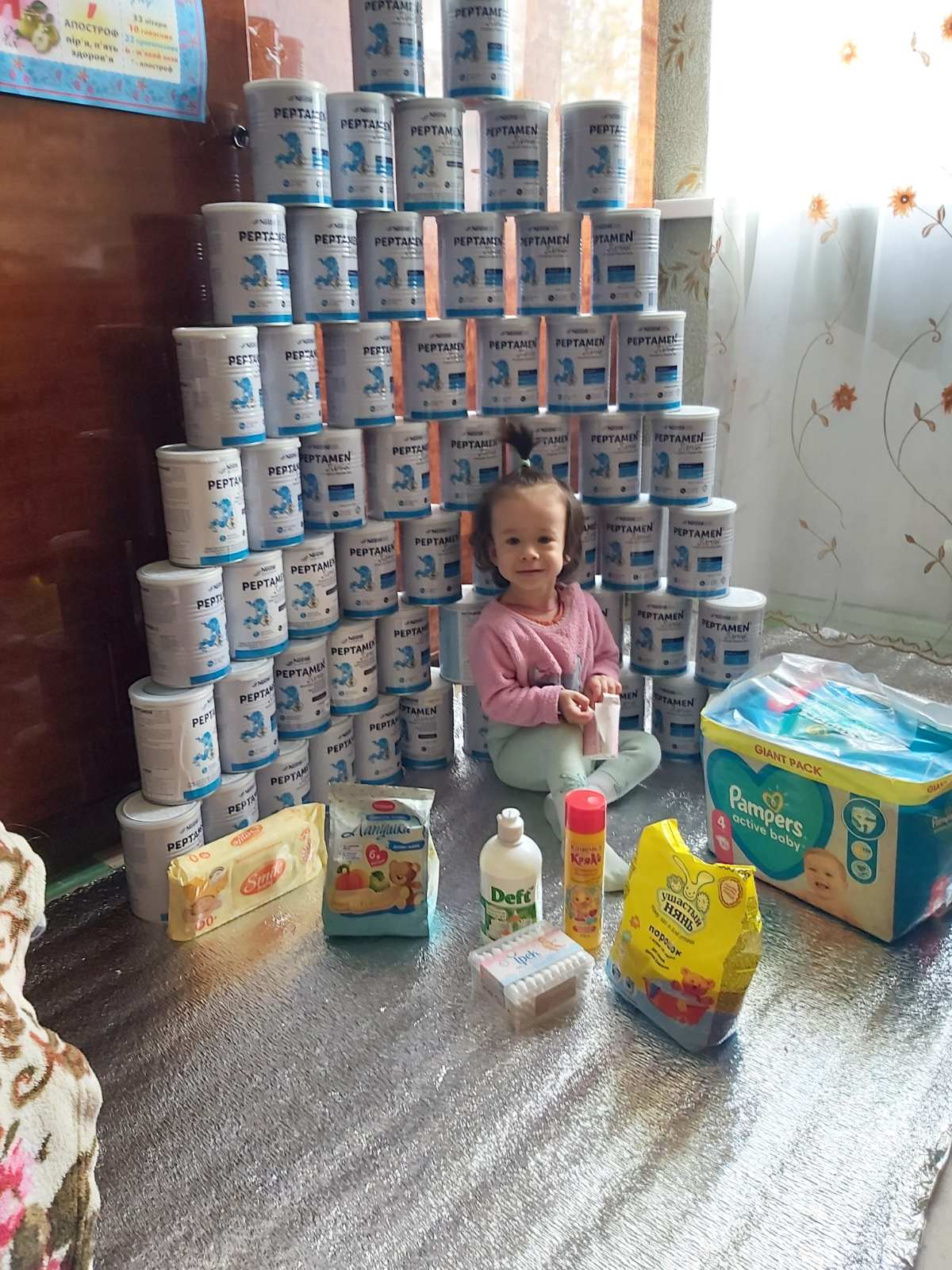 Die Familie freut sich über die Hilfsgüter. Mutter Raisa hat die Hilfsgüter für das Foto um ihre Tochter aufgestellt. Die Familie freut sich über die Hilfsgüter. Mutter Raisa hat die Hilfsgüter für das Foto um ihre Tochter aufgestellt.