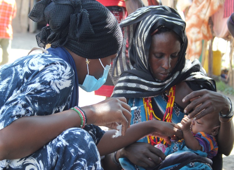 In den nordkenianischen Regionen Dukana und Illeret fährt ein Gesundheitsteam abgelegene Ortschaften an, um gängige Krankheiten wie Malaria zu behandeln, unterernährte Kinder zu versorgen und Schwangerschaftsuntersuchungen durchzuführen. Rund 7.000 Mensch Gesundheitsversorgung in Kenia