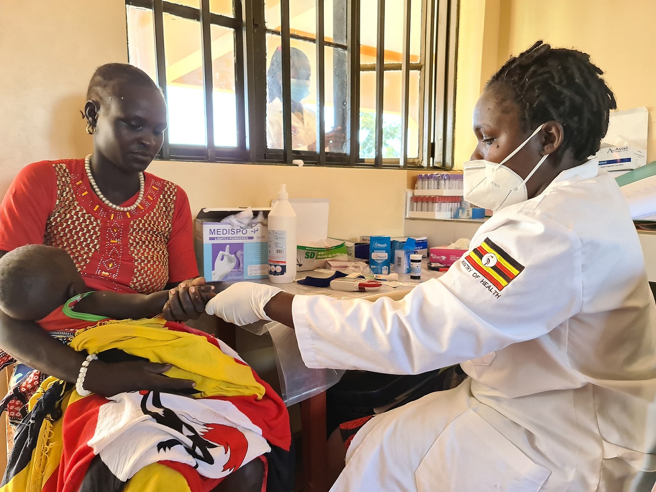 In Norduganda sind akute Unterernährung und eine hohe HIV-Infektionsrate Alltag vieler Menschen. Mehr als jeder Zweite hat keinen Zugang zu sauberem Trinkwasser. In unserer Gesundheitsstation in Kosike wurden rund 5.100 Patienten in der Ambulanz und etwa Versorgung in unserer Gesundheitsstation in Uganda