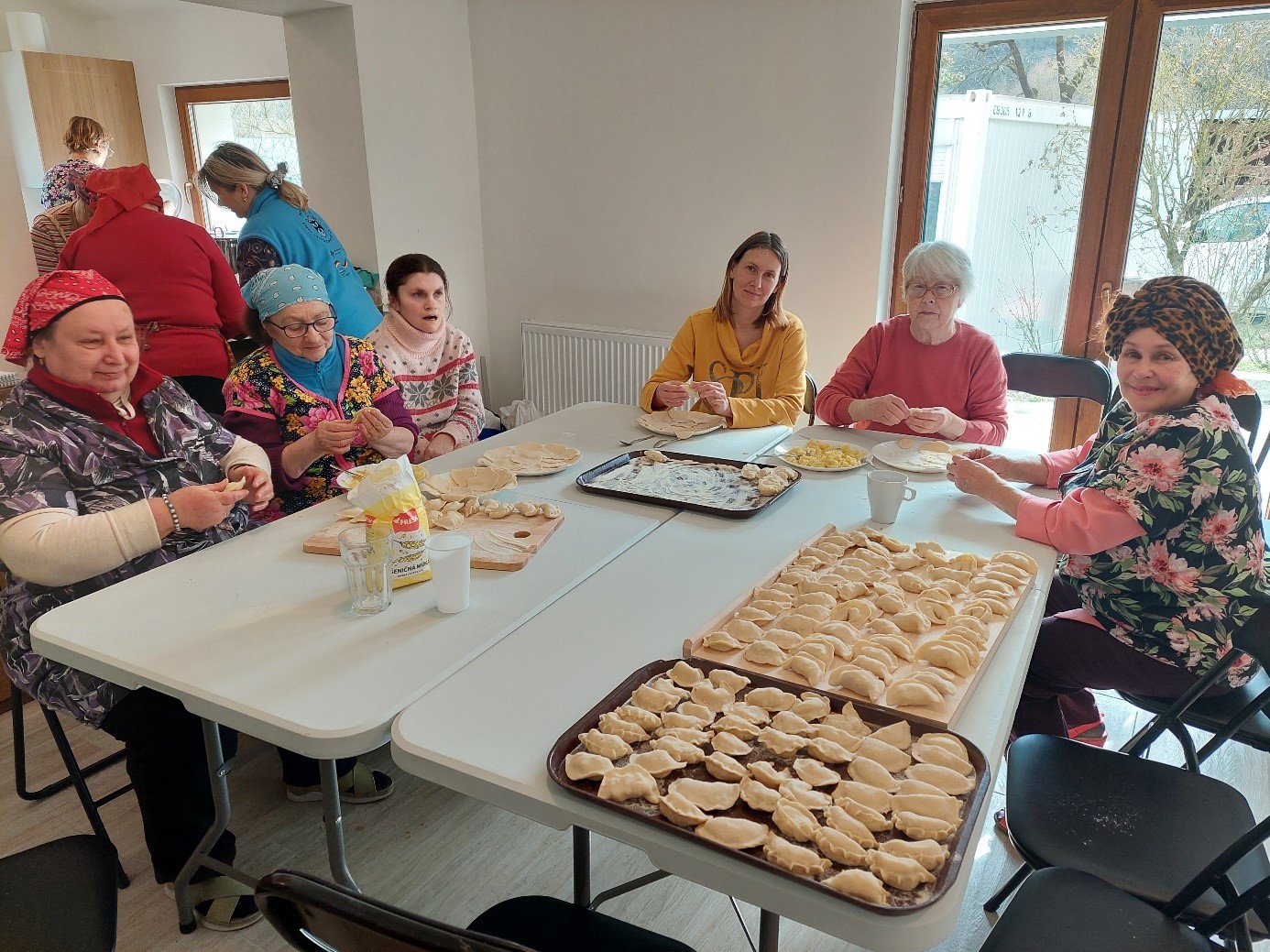Frauen aus der Ukraine bereiten ein traditionelles osteuropäisches Gericht zu: Pierogi (Teigtaschen gefüllt mit Kartoffeln und Sauerkraut).