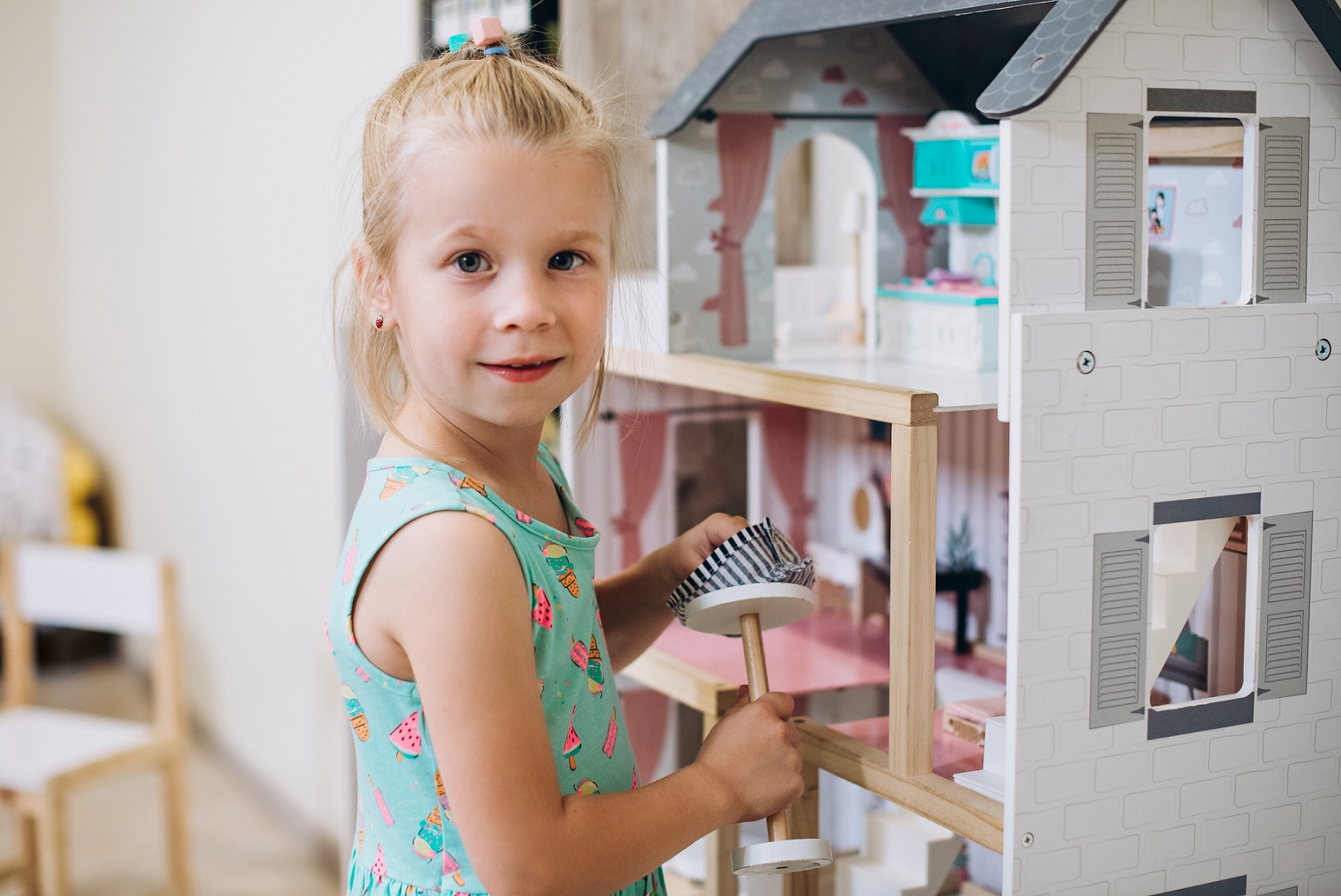 Trauma überwinden: Die Schrecken des Kriegs in der Ukraine sind besonders für Kinder verheerend. Milana (6) musste mit ihrer Mutter aus Saporischschja fliehen. Ihr Vater ist im Kriegseinsatz. Das Mädchen vermisst ihn und ihr Zuhause. In einem unserer Sommercamps erhielten sie und ihre Mutter psychologische Hilfe, um das Erlebte zu verarbeiten.