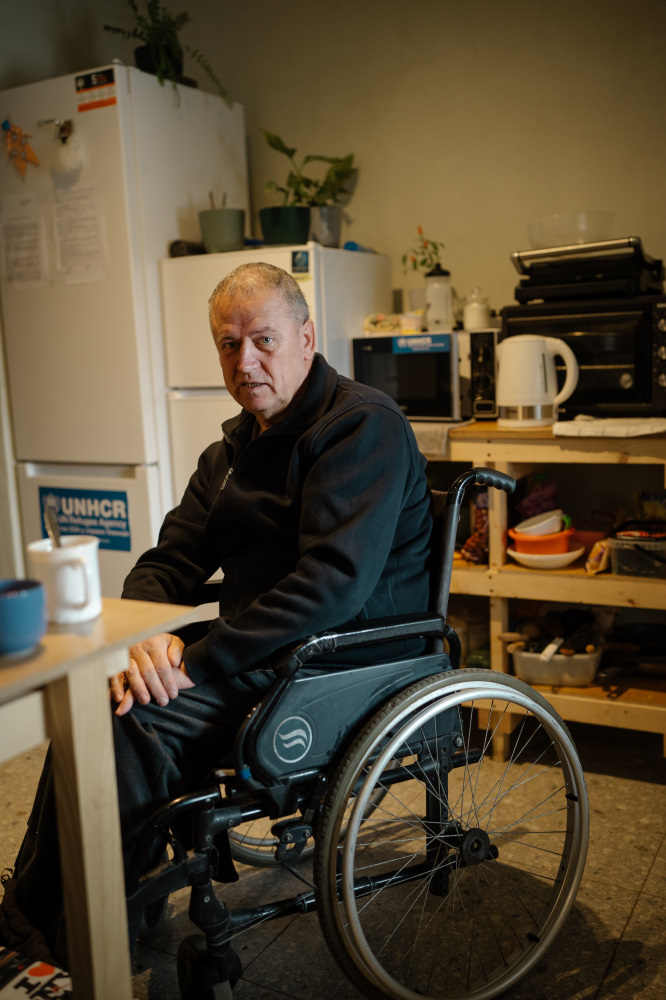 Notunterkünfte für Binnenvertriebene: Gemeinsam mit unserem lokalen Partner MetaLab renovieren wir in der West- und Ostukraine verlassene Gebäude, um Binnenvertriebenen eine angemessene Unterkunft zu bieten. Oleksandr Nemna (57) lebt in einer der neuen Unterkünfte in Ivano-Frankivsk. Er hofft irgendwann in seine Heimat Possad-Pokrowske in der Oblast Kherson zurückkehren zu können.