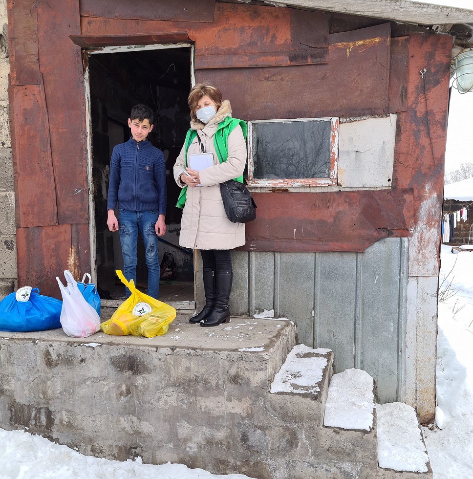 Der 15-jährige Alen Sahakyan hat keine Eltern mehr. Mit seinem älteren Bruder bewohnt er eine marode Blechhütte. Zum Zeitpunkt des Besuches unserer Mitarbeiter war er ganz allein, weil sein Bruder im Krankenhaus lag. Der 15-jährige Alen Sahakyan hat keine Eltern mehr. Mit seinem älteren Bruder bewohnt er eine marode Blechhütte. Zum Zeitpunkt des Besuches unserer Mitarbeiter war er ganz allein, weil sein Bruder im Krankenhaus lag.