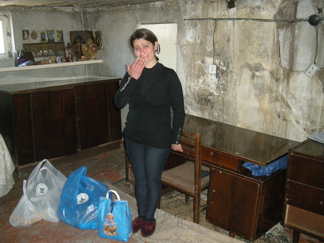 Izabella Aharonyan bricht während des Besuches unserer Helfer immer wieder in Tränen aus. Sie ist verwitwet und lebt mit ihrem Sohn in einer alten, feuchten und eiskalten Garage. Den beiden fehlt es am Nötigsten.