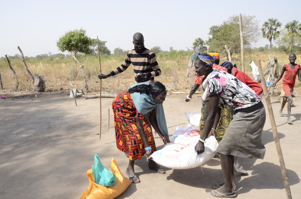 Alle packen mit an: Bei der Verteilung erhalten 300 Haushalte wichtige Grundnahrungsmittel wie Mehl und Salz. Diese Hilfe stillt den Hunger einer siebenköpfigen Familie für gut einen Monat.
