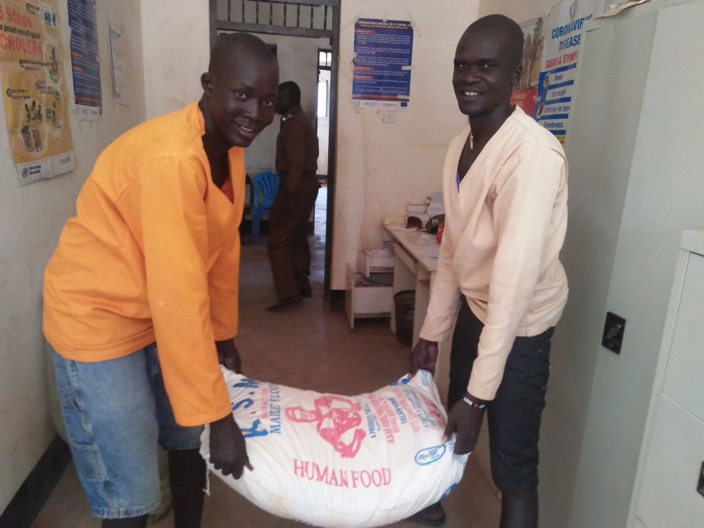 Suedsudan Rumbek 4 Nicht nur Nahrung, auch Medikamente, Kleidung und Decken erhalten die Inhaftierten, um so ein würdigeres Leben führen zu können.