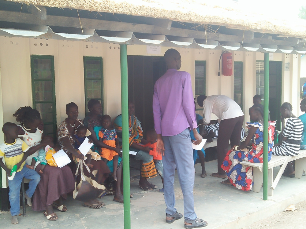 Die dramatische Nahrungsmittelkrise treibt viele Mütter mit ihren mangelernährten Kindern zur Klinik in Rumbek. Die dramatische Nahrungsmittelkrise treibt viele Mütter mit ihren mangelernährten Kindern zur Klinik in Rumbek.