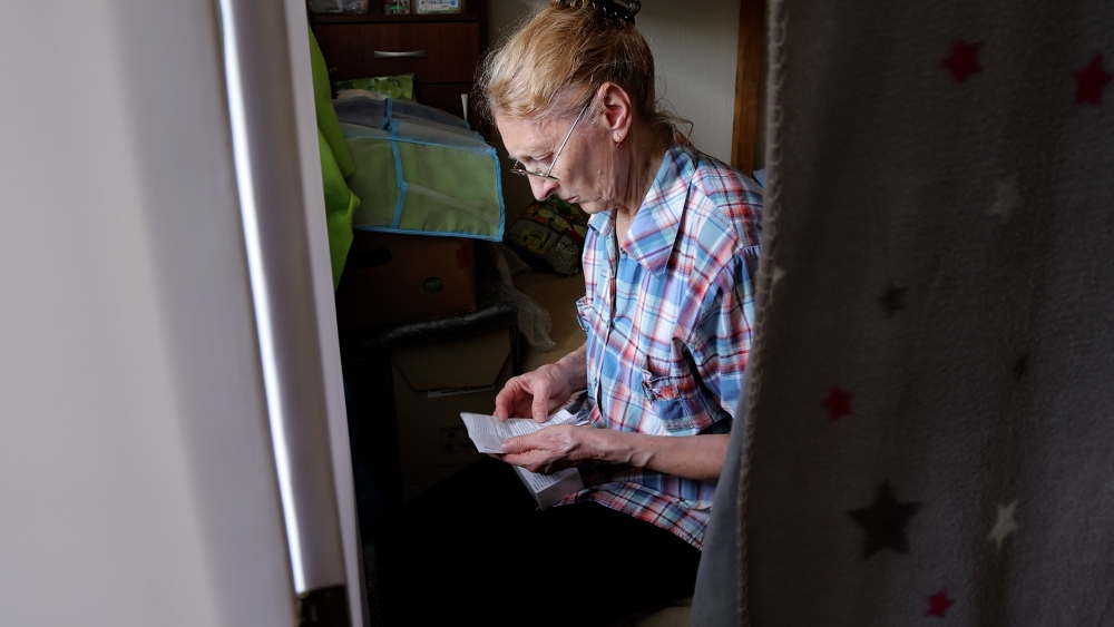 Grundbedürfnisse stillen mit Bargeld-Hilfe: Viele Binnenvertriebene mussten auf ihrer Flucht alles zurücklassen. Es fehlt ihnen teilweise an grundlegenden Dingen. So ergeht es auch Liudmyla Mykolaivna und ihren Liebsten. Durch Geldgutscheine war es ihr möglich, dringend benötigte Medikamente, medizinische Geräte und eine Brillenreparatur zu erhalten.