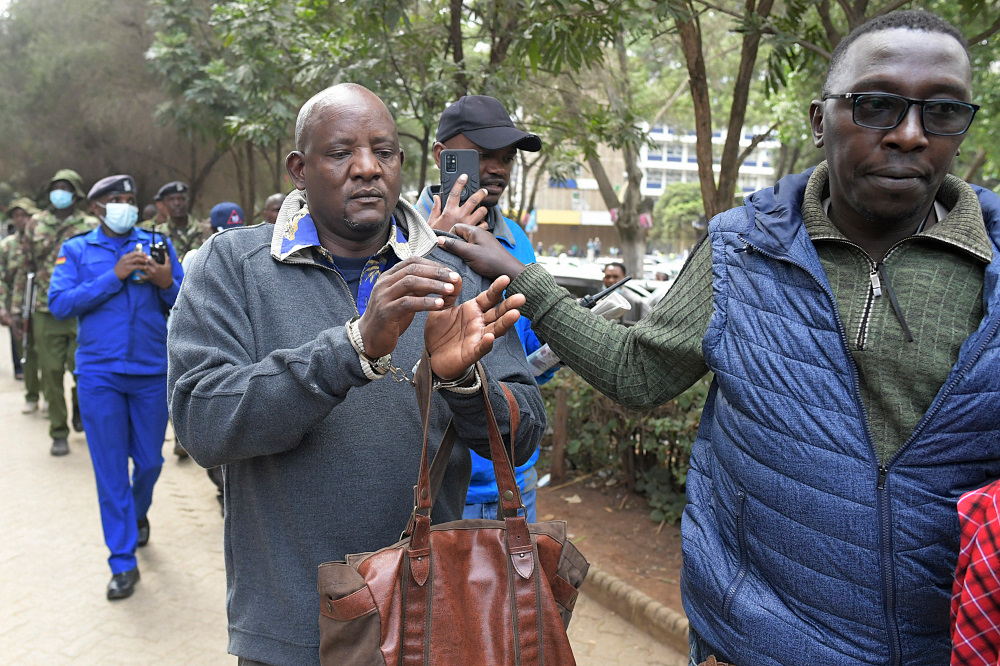 Die Bevölkerung protestiert – sowohl in Tansania selbst als auch bei Demonstrationen in Kenia. Dabei kam es wie hier in Nairobi auch zu Verhaftungen. Mindestens ein Mensch wurde bei Protesten getötet. Die Bevölkerung protestiert – sowohl in Tansania selbst als auch bei Demonstrationen in Kenia. Dabei kam es wie hier in Nairobi auch zu Verhaftungen. Mindestens ein Mensch wurde bei Protesten getötet.