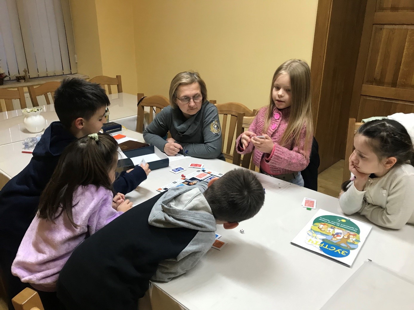 Jeden Sonntag nach dem Gottesdienst organisiert die Diözese eine Sonntagsschule für Kinder. Bei dem Treffen werden das Alte und das Neue Testament abwechselnd gelesen und religiöse Themen besprochen.