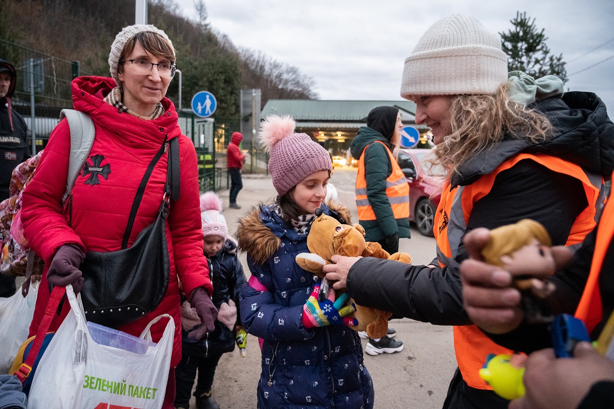 In der slowakischen Gemeinde Ubla nahe der Grenze zur Ukraine erhalten geflüchtete Familien mit Kindern u. a. Kuscheltiere. In der slowakischen Gemeinde Ubla nahe der Grenze zur Ukraine erhalten geflüchtete Familien mit Kindern u. a. Kuscheltiere.