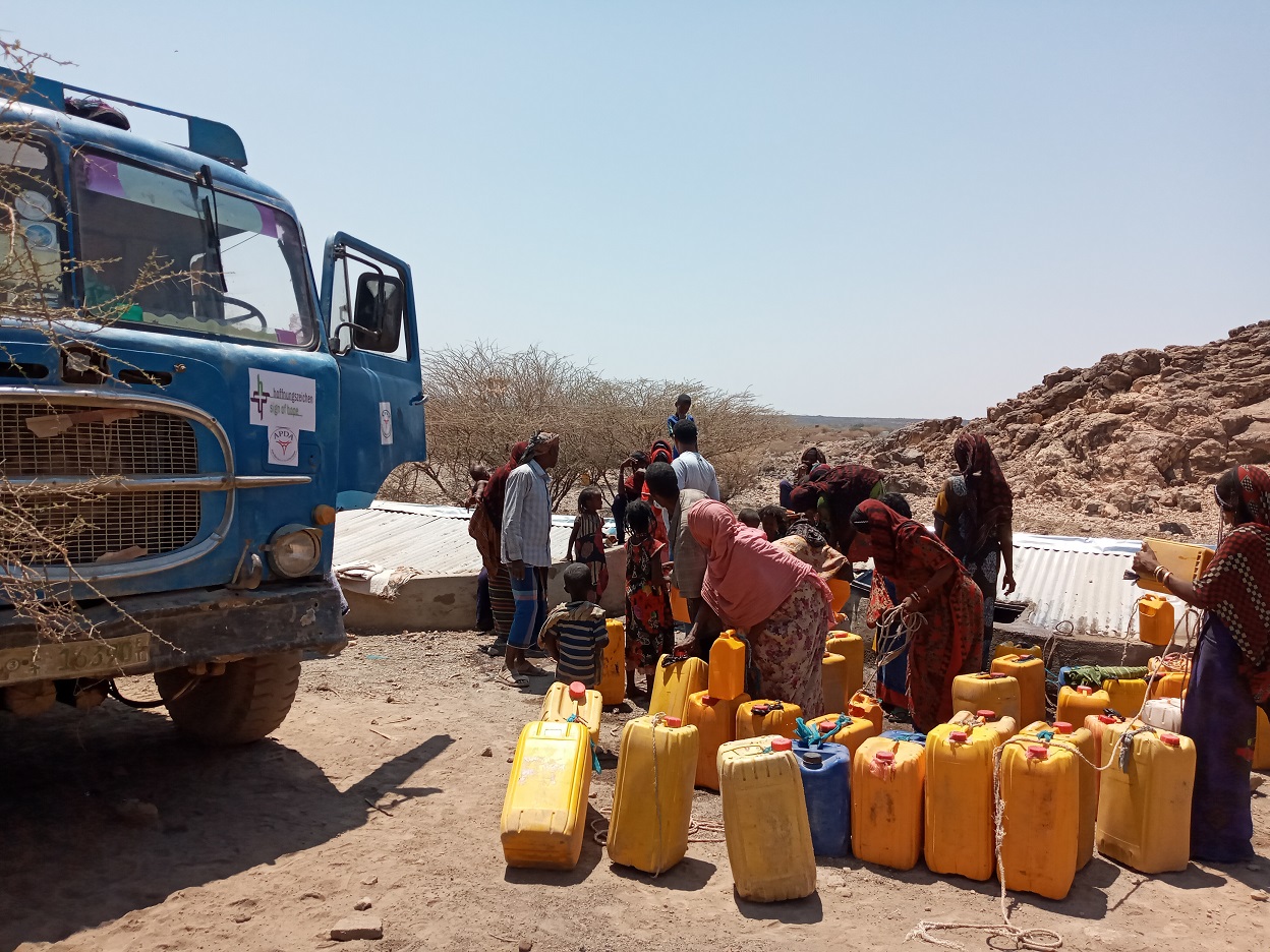 In Äthiopien regnet es durch den fortschreitenden Klimawandel extrem wenig. Im Distrikt Kori versorgten wir 8.533 Menschen über einen Zeitraum von 80 Tagen mit Wasser-Hilfstransporten. Daneben unterstützten wir 5.300 Menschen, die durch den Konflikt um d Wasser für die Menschen in Äthiopien