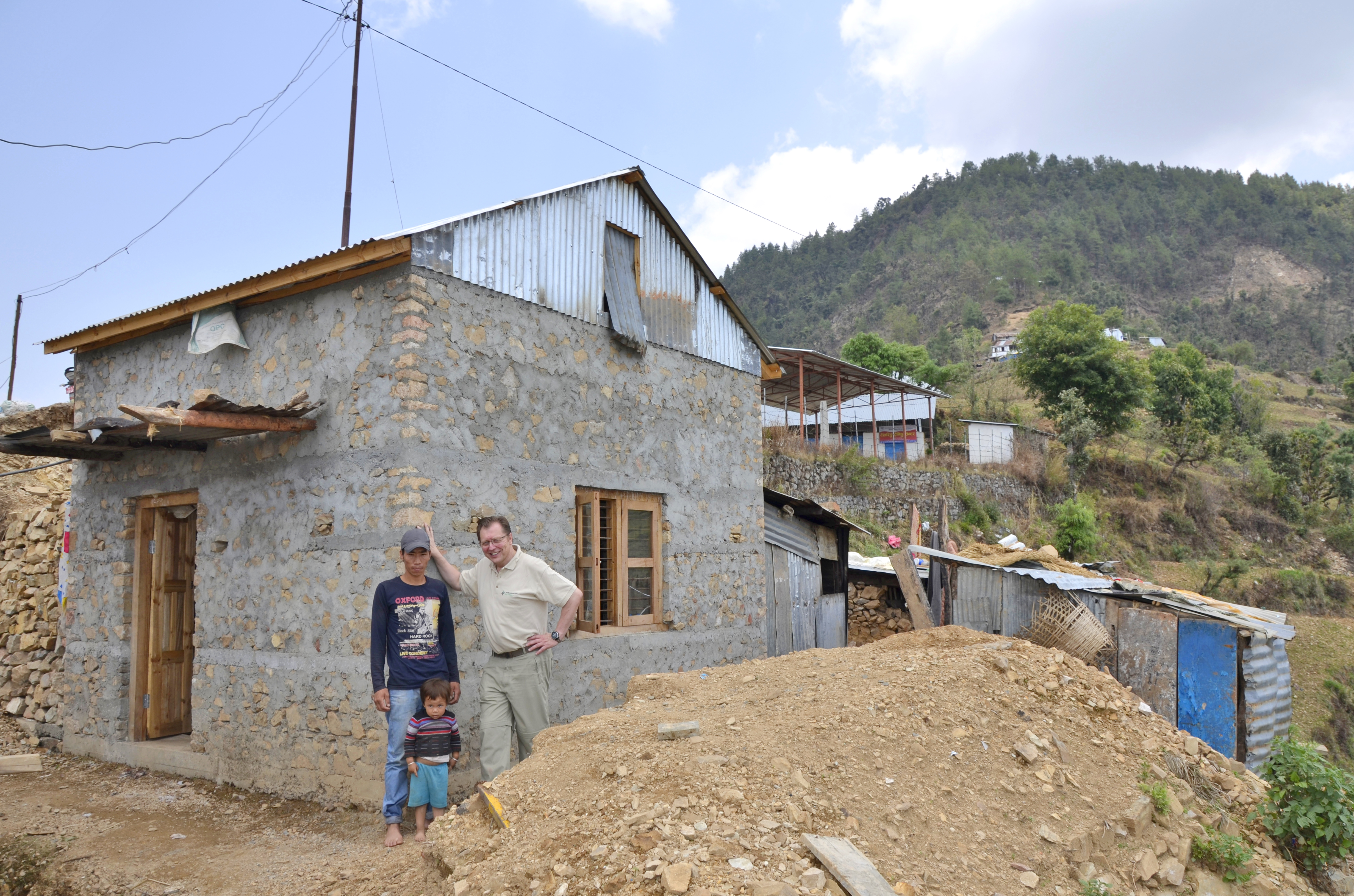 Erdbeben Nepal Wiederaufbau / Nach dem Erdbeben in Nepal 2015 standen wir Überlebenden mit Hilfsgütern und Unterkünften bei. 9.000 Menschen starben, 600.000 Häuser wurden zerstört. Nach dem Erdbeben in Nepal 2015 standen wir Überlebenden mit Hilfsgütern und Unterkünften bei. 9.000 Menschen starben, 600.000 Häuser wurden zerstört. Hoffnungszeichen half Hunderten Familien mit Nahrungsmitteln, Medikamenten und Notunterkünften. Im Bergdorf Dalchoki erstellten wir zusammen mit der Bevölkerung 250 erdbebensichere Häuser.