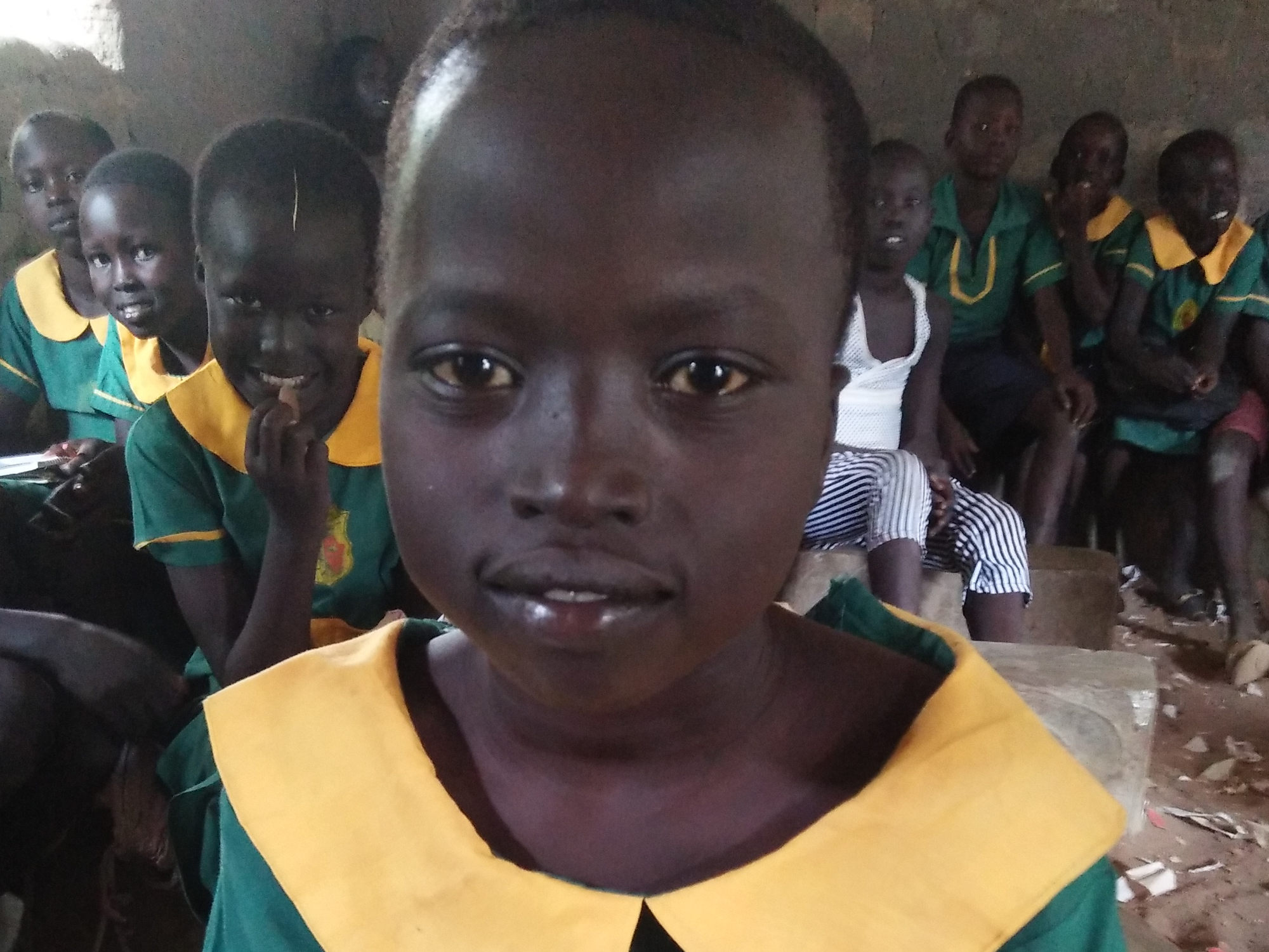 Mädchen an der Comboni-Grundschule in der Diözese Rumbek freuen sich, dass ihre Schule mit Hilfe von Hoffnungszeichen erneuert wird und dringende Instandsetzungsmaßnahmen durchgeführt werden können. Mädchen an der Comboni-Grundschule in der Diözese Rumbek / Südsudan