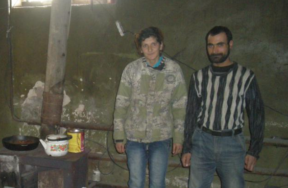 Das Ehepaar Anahit und Sargis Kirakoysan lebt mit seinen Kindern Hovsep (4) und Knarik (6) in einem unverputzten Anbau eines ehemaligen Stalles. Sie versuchen ihr Auskommen mit Tagelöhnen zu sichern. Wird eines der Kinder krank, reicht das Geld auch für Medikamente nicht aus.