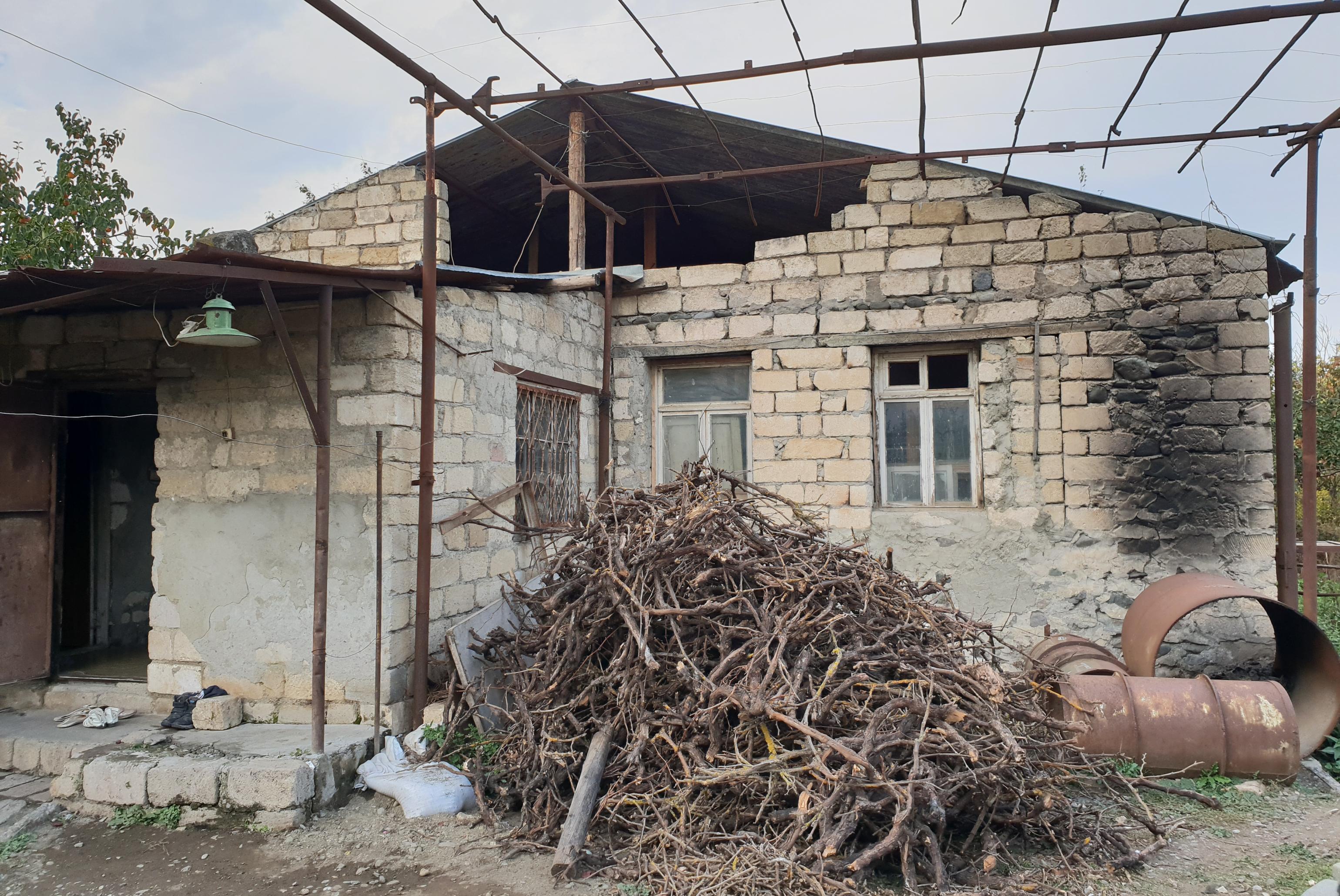 Zahlreiche Gebäude in Bergkarabach sind durch die immer wiederkehrenden Konflikte beschädigt und gleichen Ruinen. Viele Menschen leben in einsturzgefährdeten und maroden Behausungen. Zahlreiche Gebäude in Bergkarabach sind durch die immer wiederkehrenden Konflikte beschädigt und gleichen Ruinen. Viele Menschen leben in einsturzgefährdeten und maroden Behausungen.