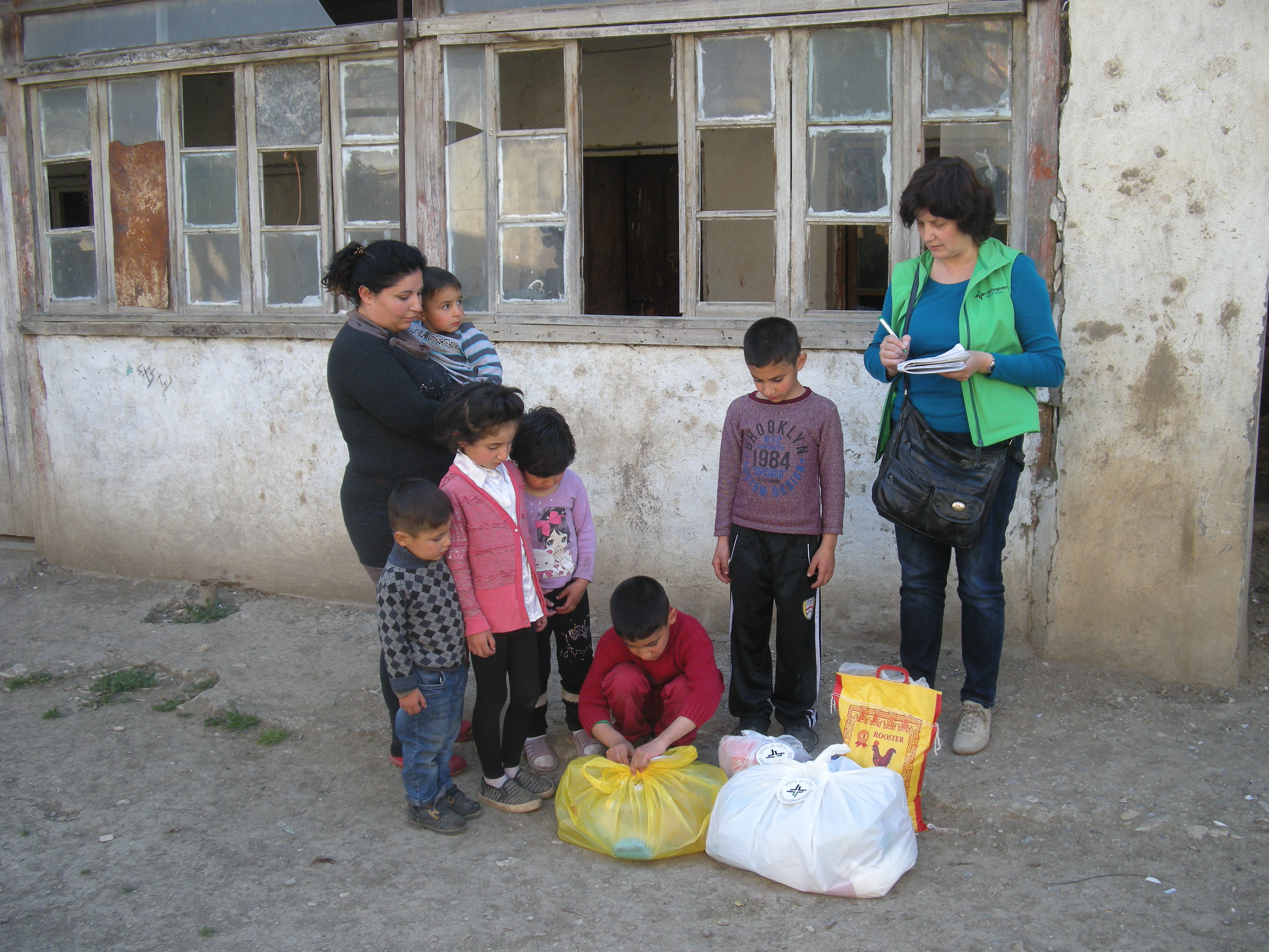 Ganz gespannt packen viele Kinder, wie hier in der Familie Azaryanz, die  Hilfspakete von Hoffnungszeichen aus. Neben den Lebensmitteln wartet eine  kleine Überraschung auf sie.