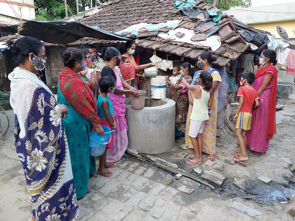 Im Slum Baganpara in Kalkutta herrscht Wasserknappheit. Außerdem mangelt es den Menschen an Nahrungsmitteln. Daher benötigen sie dringend Hilfe mit Lebensmittelpaketen.