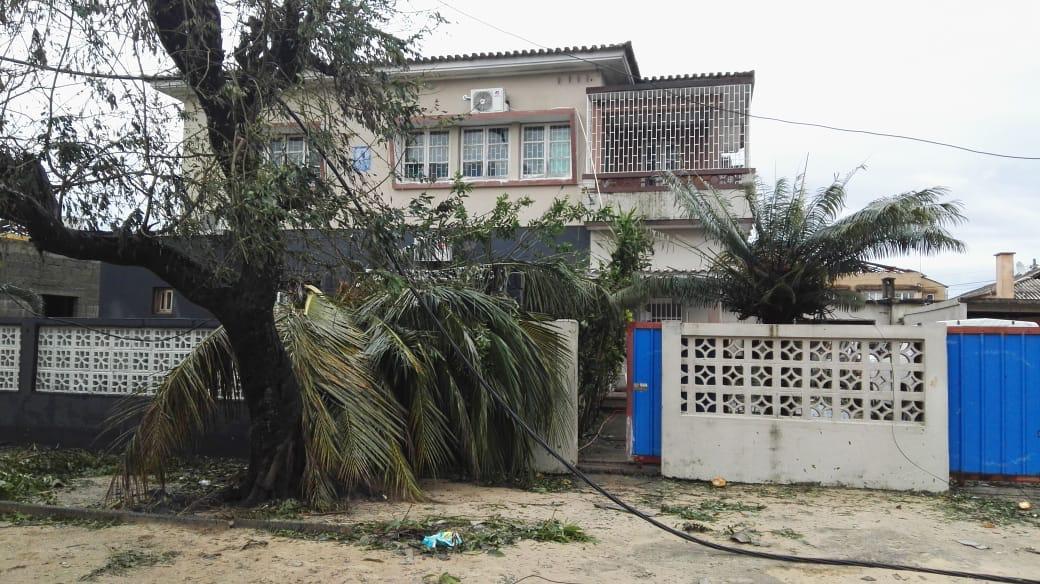 Die Stromversorgung ist komplett zusammengebrochen, da Leitungen und Kabel beschädigt wurden.