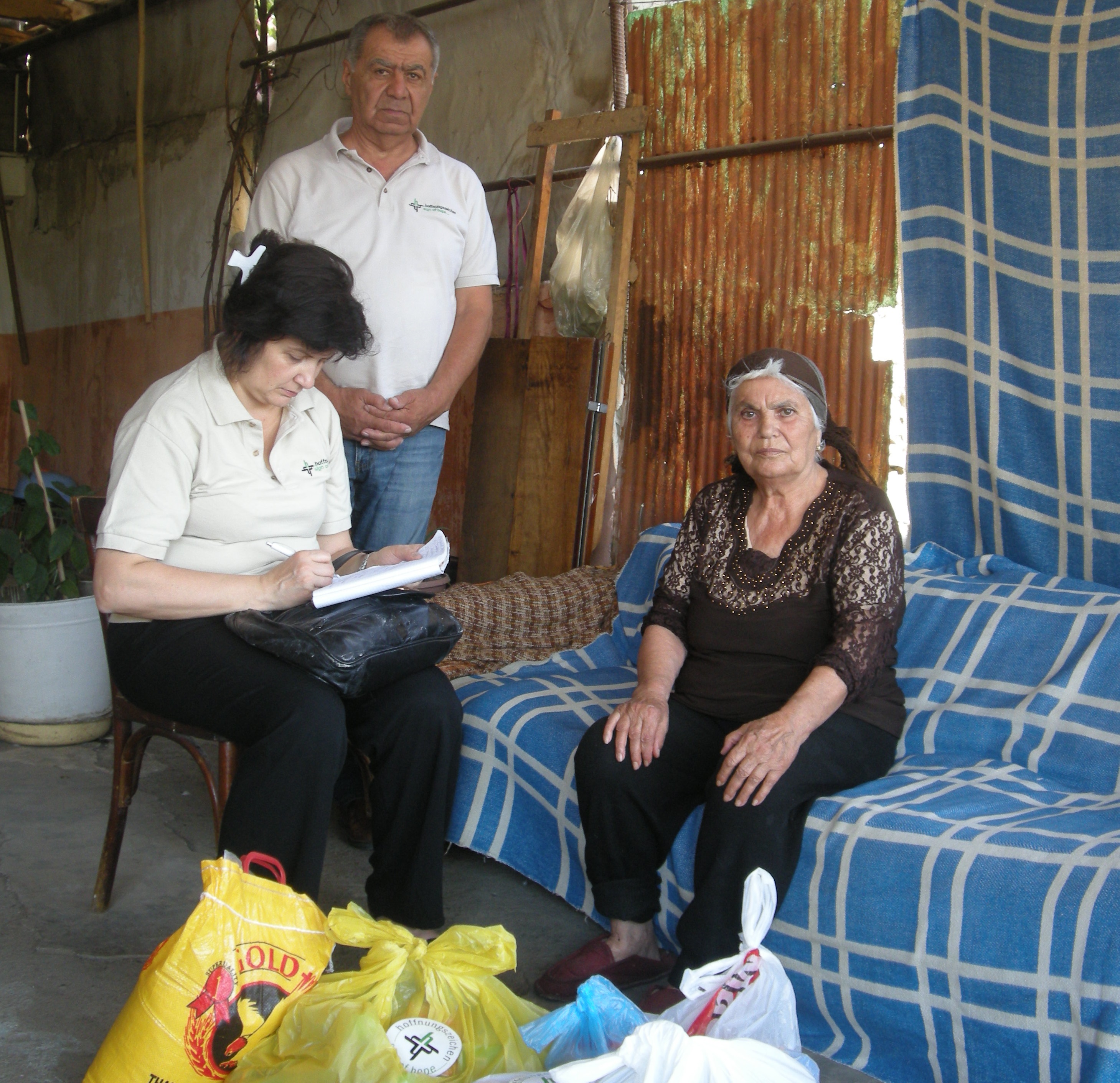 Roza Avagyan (75) hat vor vielen Jahren ihren Sohn verloren und ist seit drei  Jahren verwitwet. Nach einem Schlaganfall erblindete sie und kann kaum für  sich selbst sorgen.