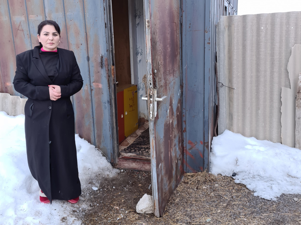 Kristine Avetisyan ist verwitwet und lebt in einem Blechcontainer. Ihr Sohn ist als Wehrpflichtiger an der Grenze eingesetzt. Sie macht sich große Sorgen um ihn. Kristine Avetisyan ist verwitwet und lebt in einem Blechcontainer. Ihr Sohn ist als Wehrpflichtiger an der Grenze eingesetzt. Sie macht sich große Sorgen um ihn.