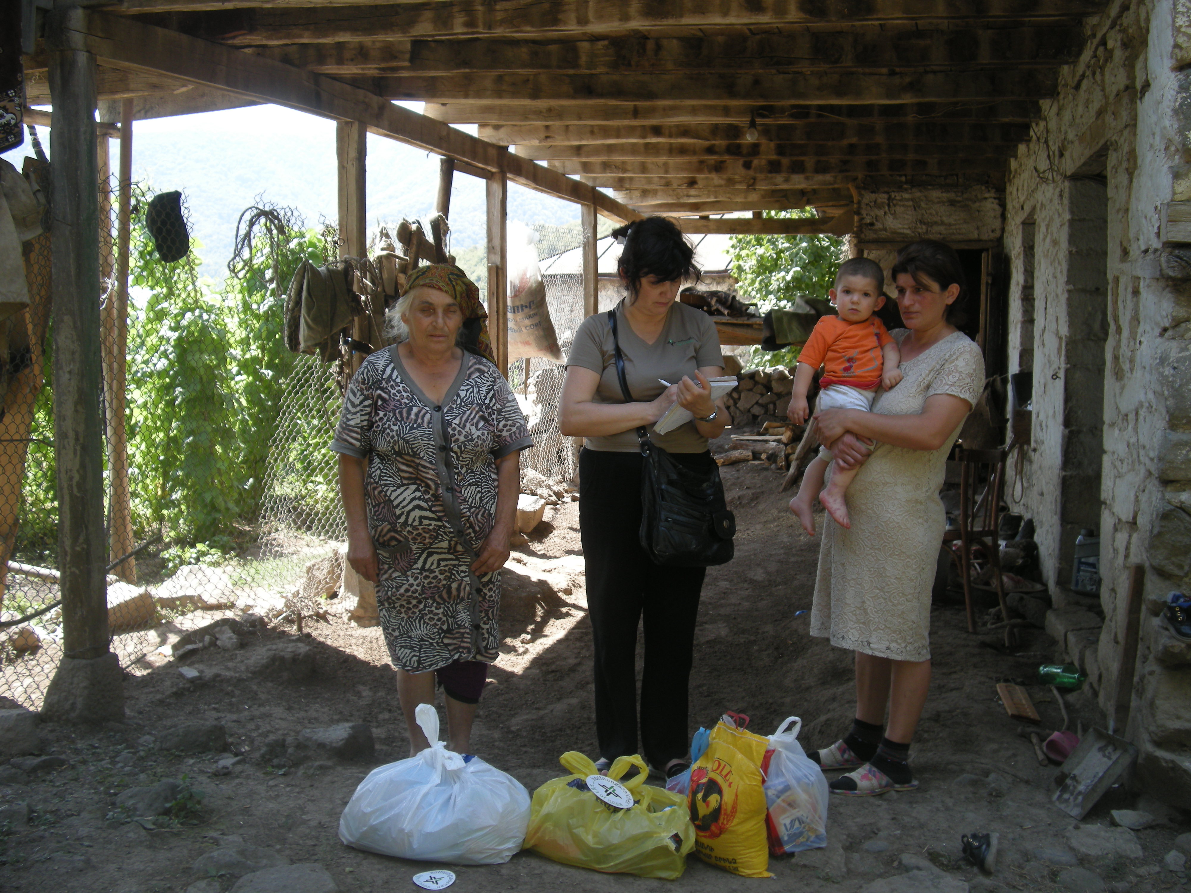 Kristina Israjelyan (r.) berichtet unserer Mitarbeiterin Aljona Zeytunyan (Mitte) von familiären Schicksalsschlägen. Einige Angehörige sind krank, die Armut der Familie ist groß.