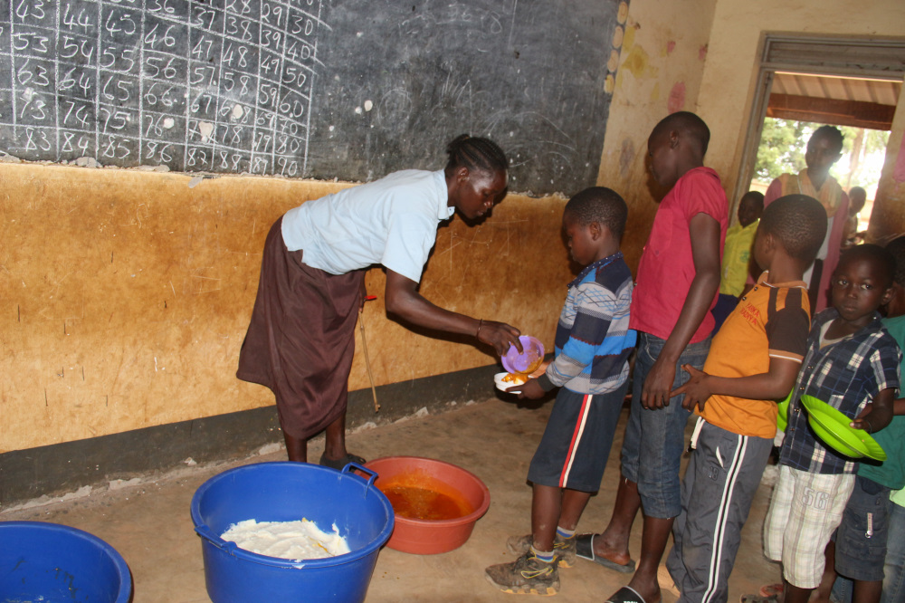 Pausenzeit ist für die meisten Kinder auf der Welt die beste Zeit – für die Schülerinnen und Schüler in Tombura und Yambio ist sie teilweise lebenswichtig, denn es gibt Essen.