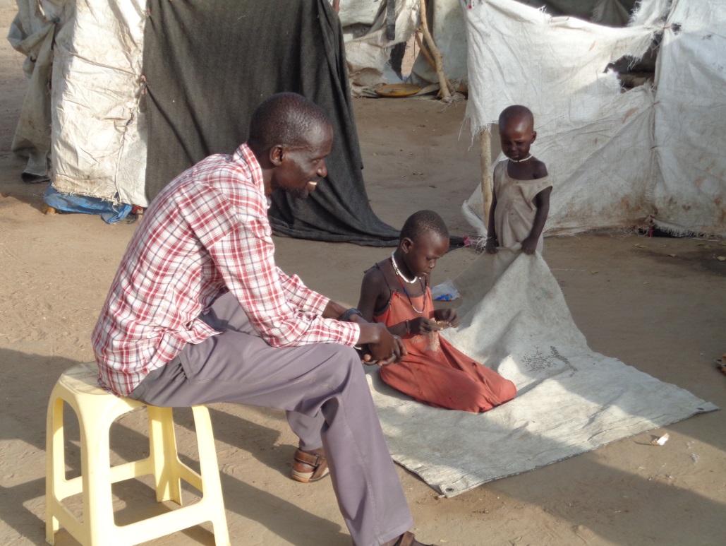 Hoffnungszeichen-Mitarbeiter Bithou Chuol in einem Flüchtlingslager in Nyal. Tausende Menschen finden in dem abgelegenen Ort notdürftig Schutz in Zelten oder unter Planen.