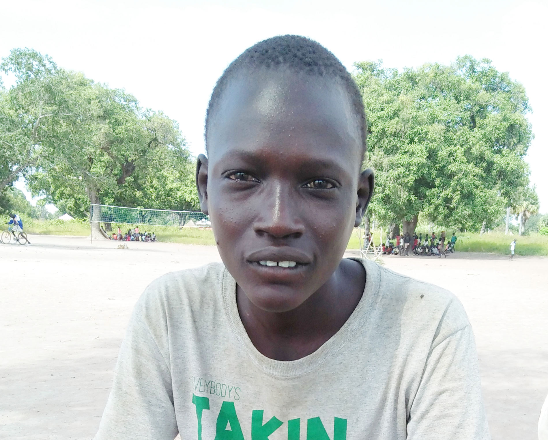 Gabriel Deng Makhoi / Gabriel Deng Makho ist eines der vielen Kinder, die sich nach einem besseren Leben sehnen - für sich und ihre Familie. Der 11-Jährige ist der Hoffnungsträger seiner Familie. Gabriel Deng Makhoi / Gabriel Deng Makho ist eines der vielen Kinder, die sich nach einem besseren Leben sehnen - für sich und ihre Familie. Der 11-Jährige ist der Hoffnungsträger seiner Familie.