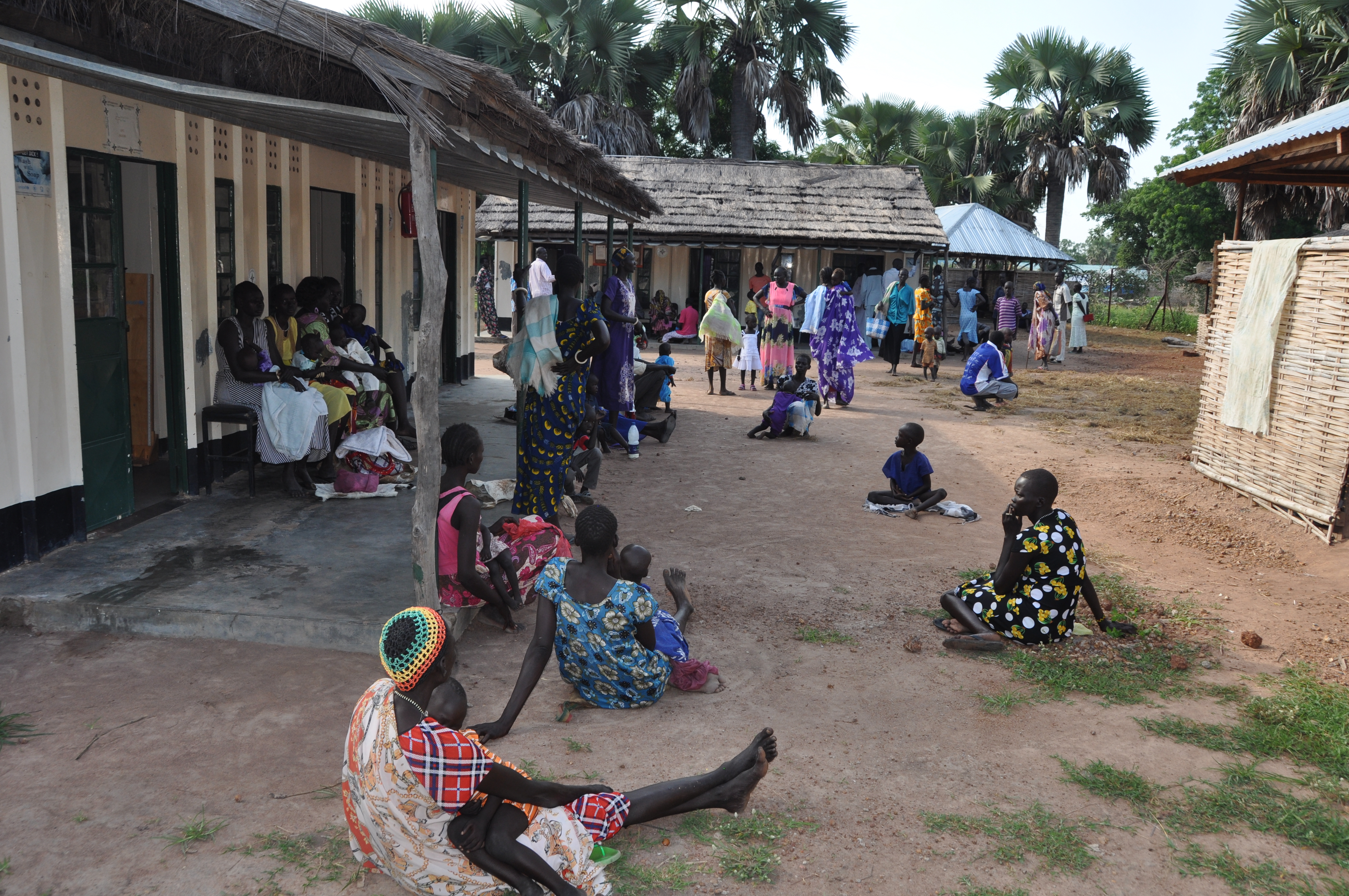 Das weitläufige Gelände der Klinik in Rumbek umfasst mehrere Gebäude mit Erwachsenen- und Kinderstation, Impfhütte, Labor, Wartebereich und Medikamentenausgabe.