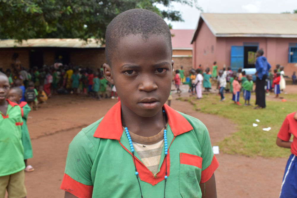Auch der zehnjährige George Kumboy ist Schüler einer der Bildungsstätten der Diözese. Das tägliche Essen hilft ihm, sich gut auf den Unterricht konzentrieren zu können.