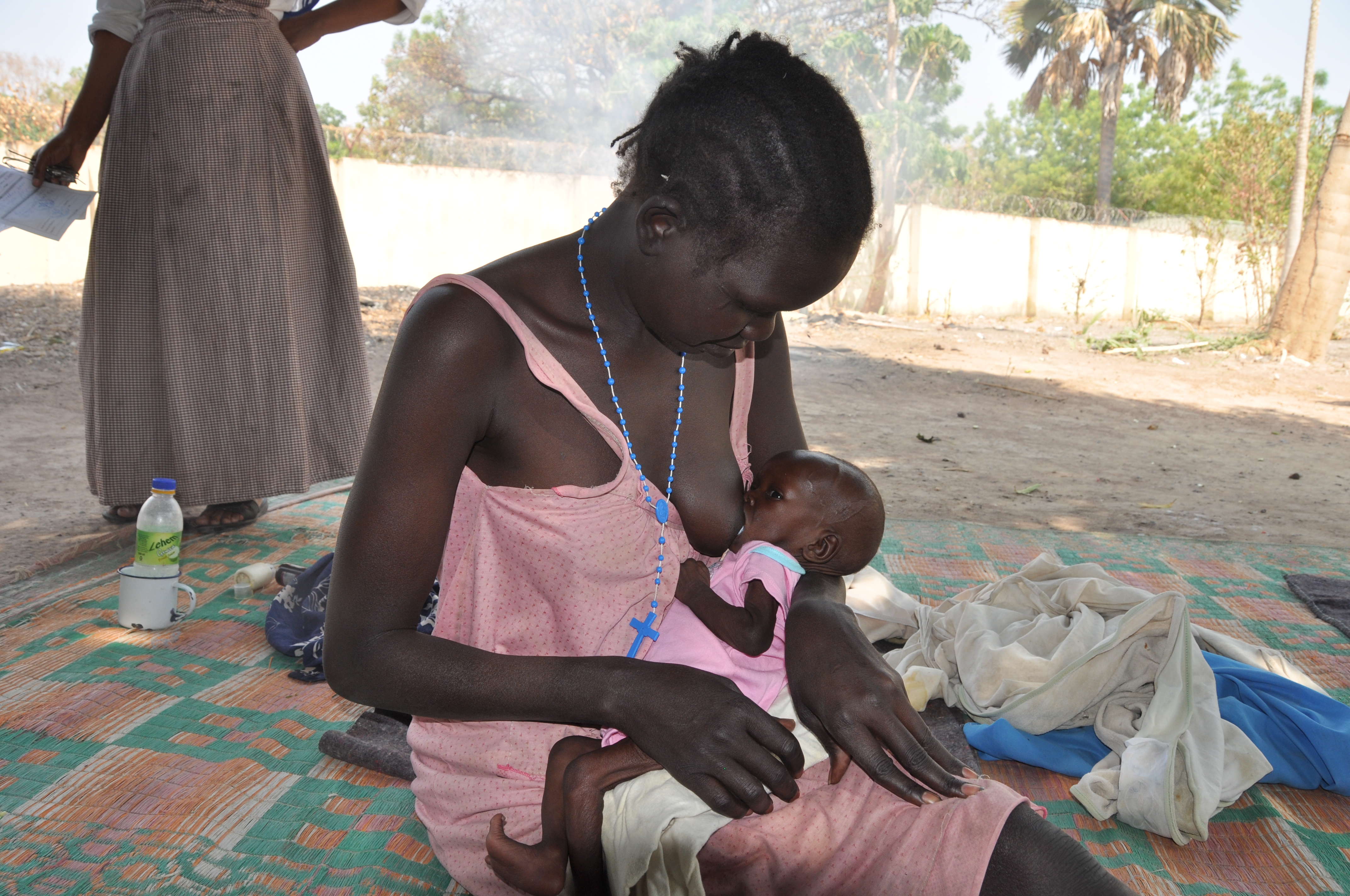 Die kleine Panda ist schwer mangelernährt. Vergeblich versucht Adut Athian ihre Tochter zu stillen, doch auch sie ist unterernährt, sodass ihr Körper keine Milch hervorbringt.