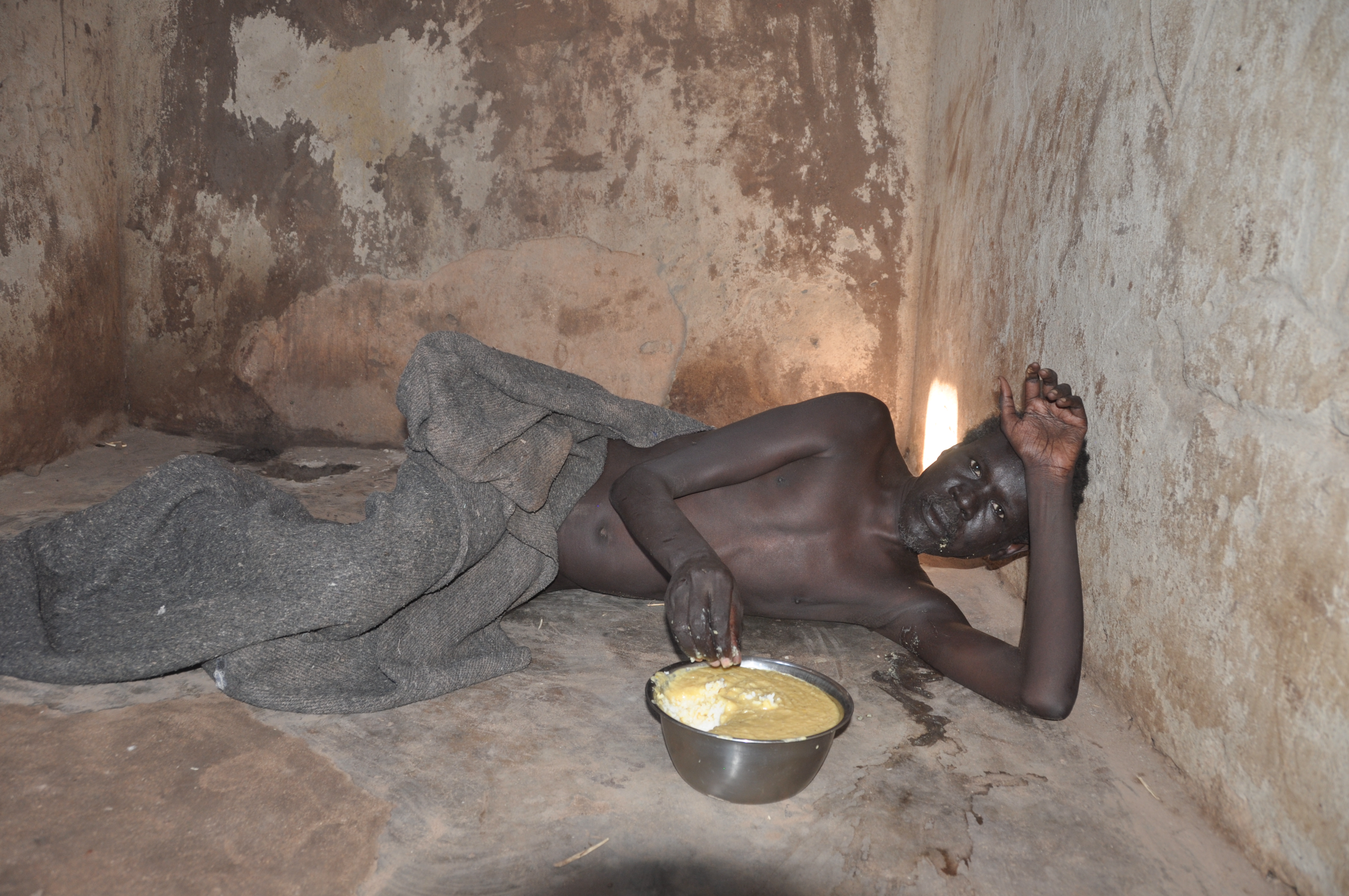 Die Zustände in südsudanesischen Gefängnissen sind häufig menschenunwürdig. Mit Ihrer Hilfe bekommen die Insassen, die oft keine Straftäter sind, ein Stück ihrer Würde zurück. Die Zustände in südsudanesischen Gefängnissen sind häufig menschenunwürdig. Mit Ihrer Hilfe bekommen die Insassen, die oft keine Straftäter sind, ein Stück ihrer Würde zurück.