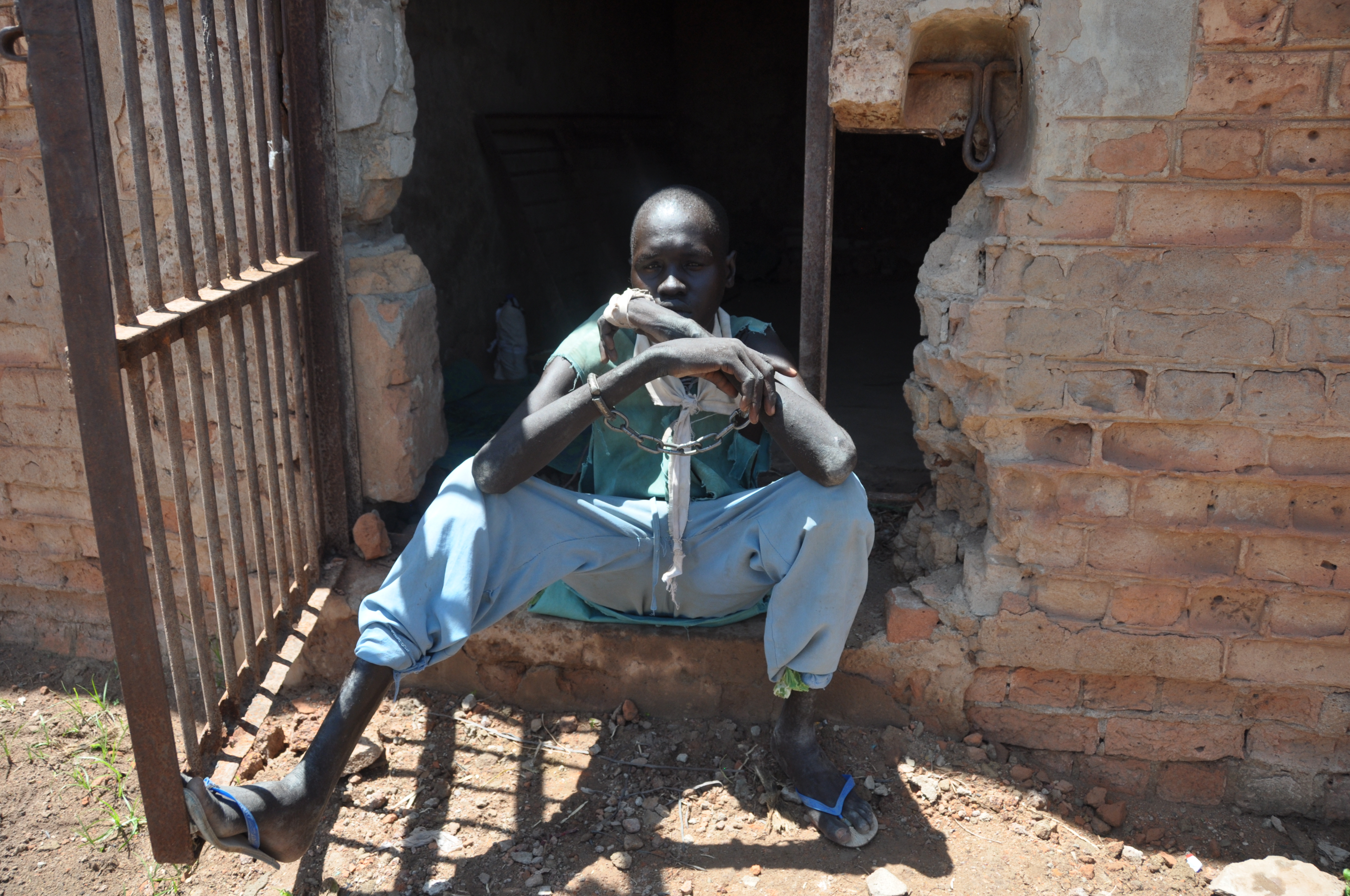 Psychisch Kranke werden im Südsudan aus Mangel an medizinischer Versorgung oft ins Gefängnis gesperrt – auch wenn sie kein Verbrechen begangen haben. Psychisch Kranke werden im Südsudan aus Mangel an medizinischer Versorgung oft ins Gefängnis gesperrt – auch wenn sie kein Verbrechen begangen haben.