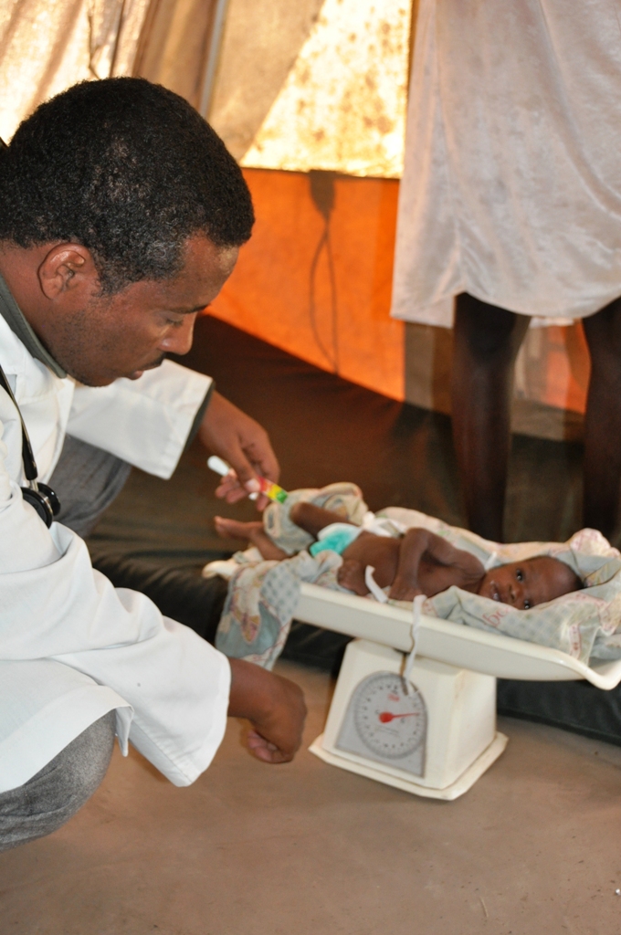 Das Mädchen wird in das Ernährungsprogramm für mangelernährte Kinder aufgenommen, in dem sich unsere Mediziner fachmännisch um die Kleinen kümmern.