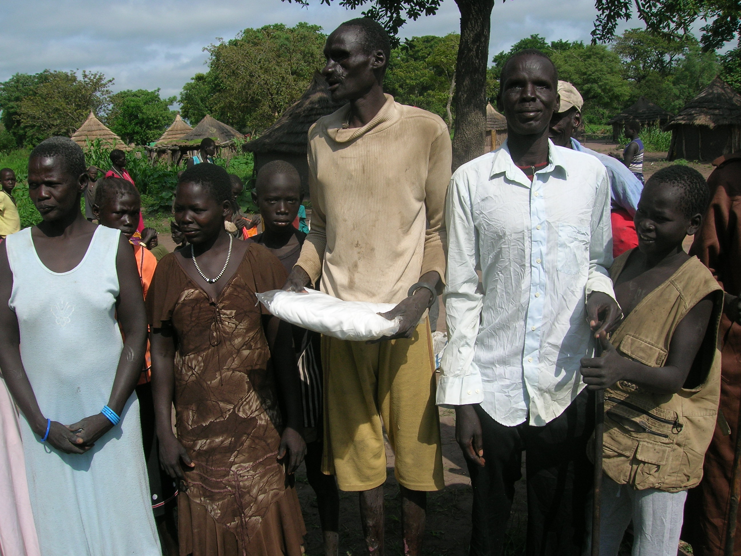 Wir unterstützen die versehrten Menschen und ihre Familien, für die es in Zeiten von Konflikten und Hungersnot besonders schwer ist, sich alleine zu versorgen.