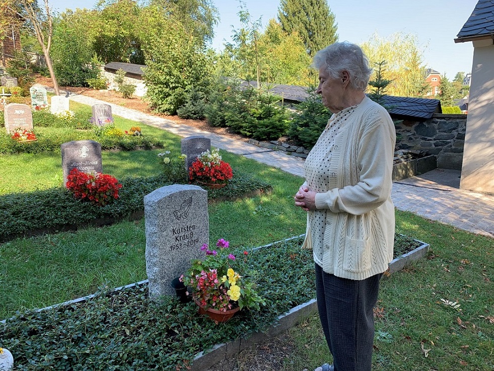 Mutter im Geiste und einstige Erbin: Lisa Küttler am Grab ihres liebsten Neffen Kasten Krauß.