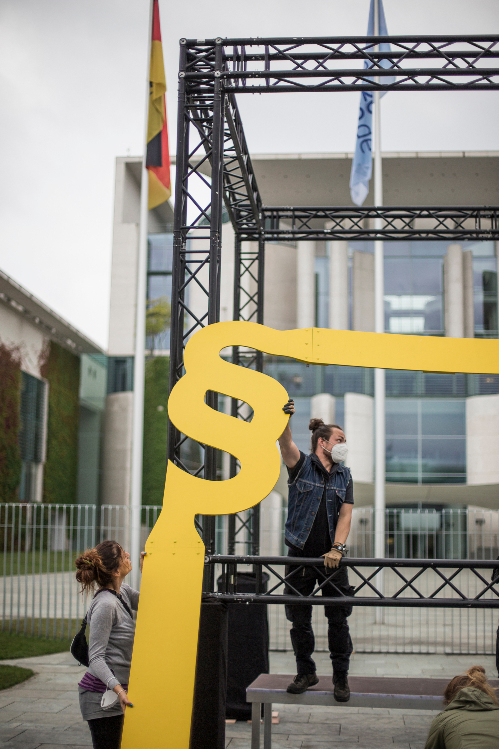 Aktivisten des bundesweiten Bündnisses „Initiative Lieferkettengesetz“ errich- ten den gesetzlichen Rahmen vor dem Bundeskanzleramt.