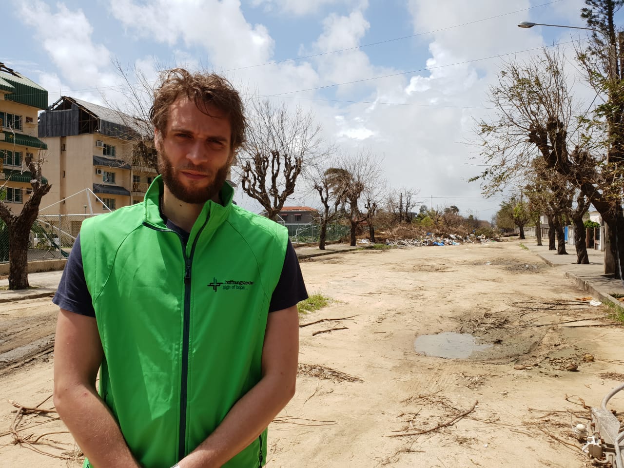Unser Mitarbeiter Jonathan Hinsch in den zerstörten Straßen von Beira/Mosambik. Unser Mitarbeiter Jonathan Hinsch in den zerstörten Straßen von Beira/Mosambik.