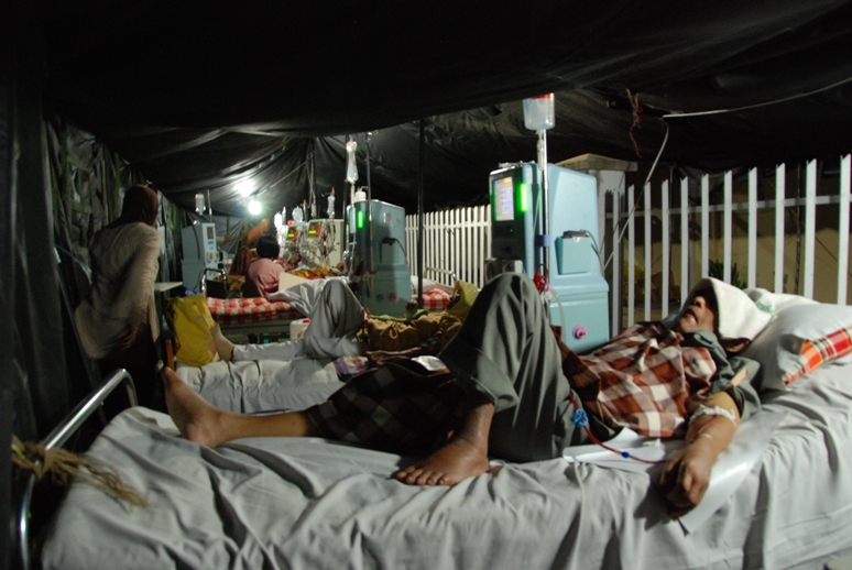 Notdürftig wurden die Menschen in Zelten medizinisch versorgt. Mehrere hundert Opfer forderte das damalige Erdbeben.