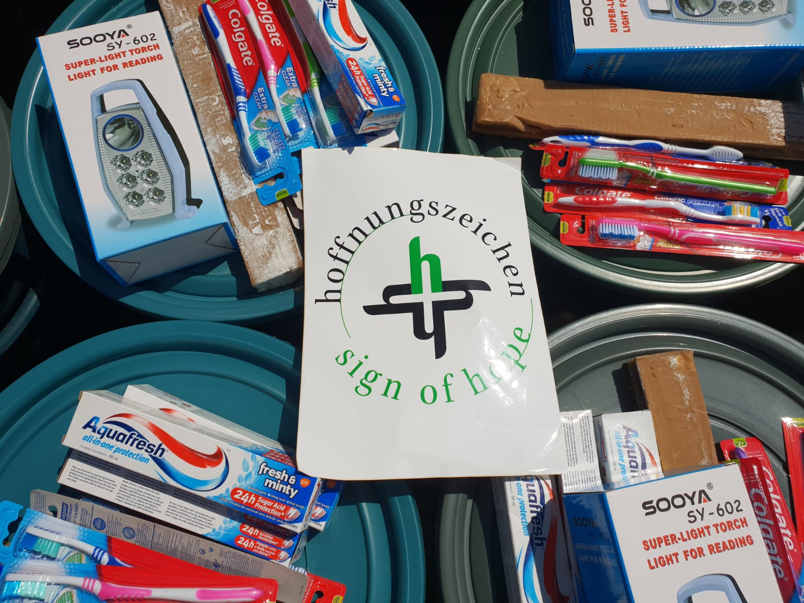 So sehen unsere Hygienekits aus. Die Menschen erhalten Zahnbürsten, Zahnpasta, Seifen, eine Taschenlampe und Eimer. / (Titel)