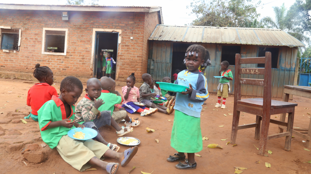 Für die Kinder, die größtenteils aus sehr armen Familien stammen, ist das tägliche Schulessen genauso wichtig wie der Unterricht. Viele leiden zu Hause Hunger.