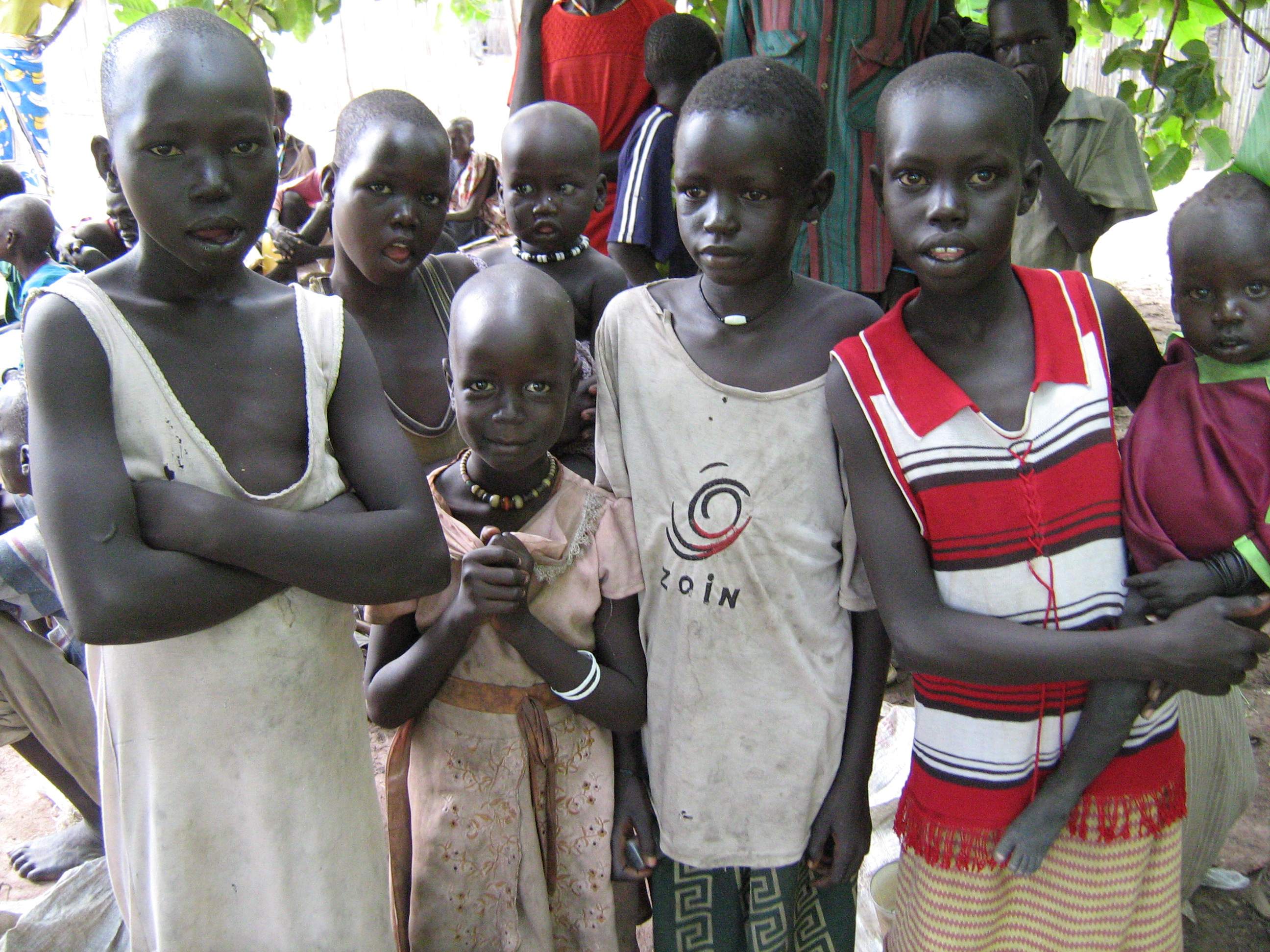 Die Kinder des Dorfes können in umliegenden Orten zur Schule gehen und durchbrechen so die Isolation der Kranken und ihrer Angehörigen.