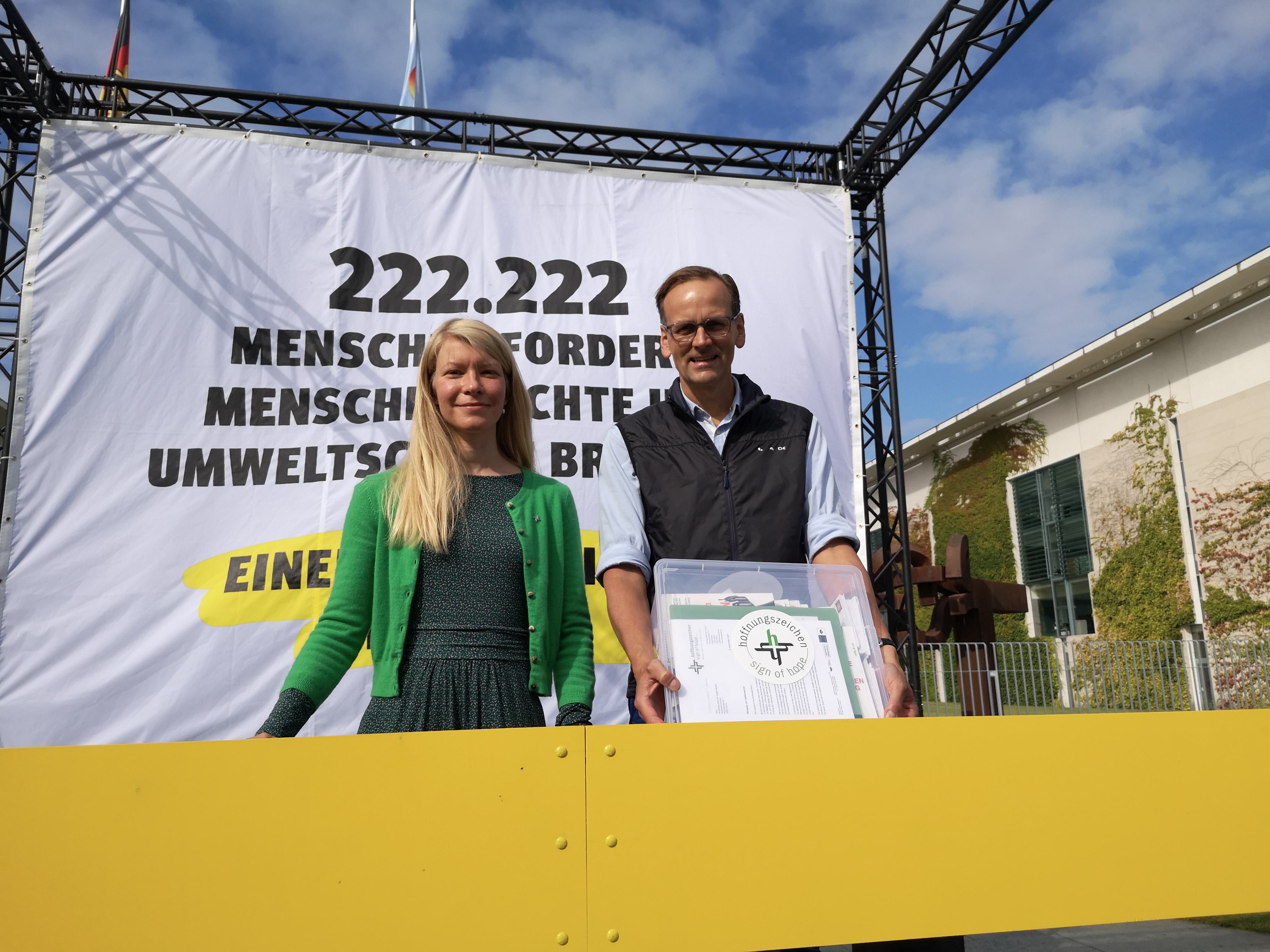 Die beiden Menschenrechtler Olga Diemar und Klaus Stieglitz vor der Überga- be von 2.460 Protestkarten der Hoffnungszeichen-Leserinnen und -Leser.