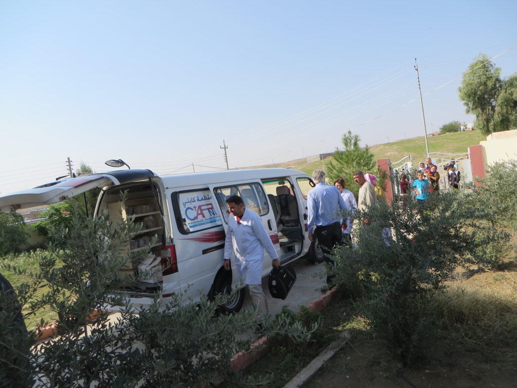 Eine mobile Klinik bringt den Menschen in abgelegenen Gegenden Medikamente und untersucht Kranke, so wie hier im Nordirak. Mobile Klinik im Nordirak