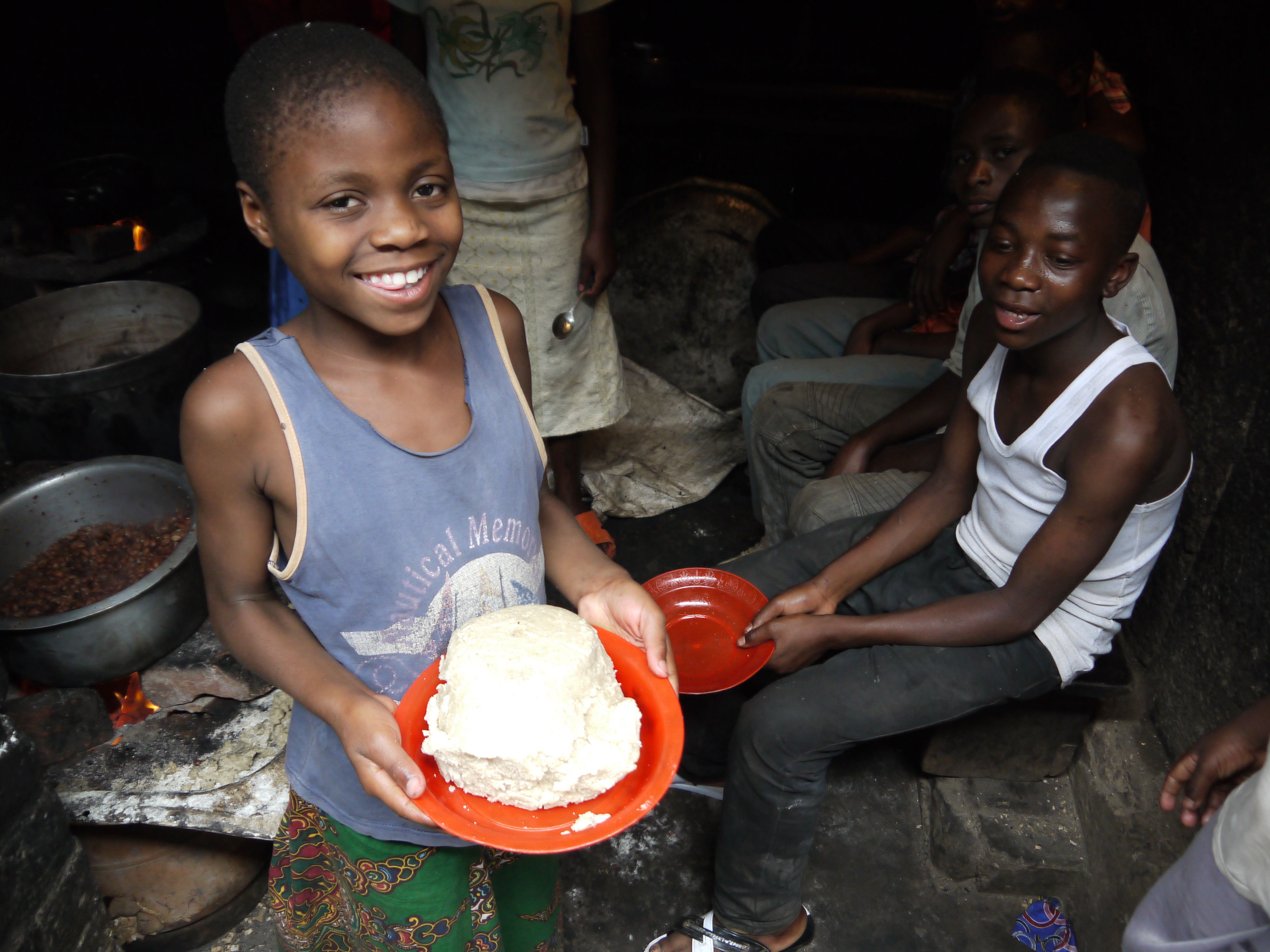 In this community kitchen of our project partner in the DR Congo, needy street children learn to cook on their own and, most importantly, they receive a hot, nutritious meal every day.