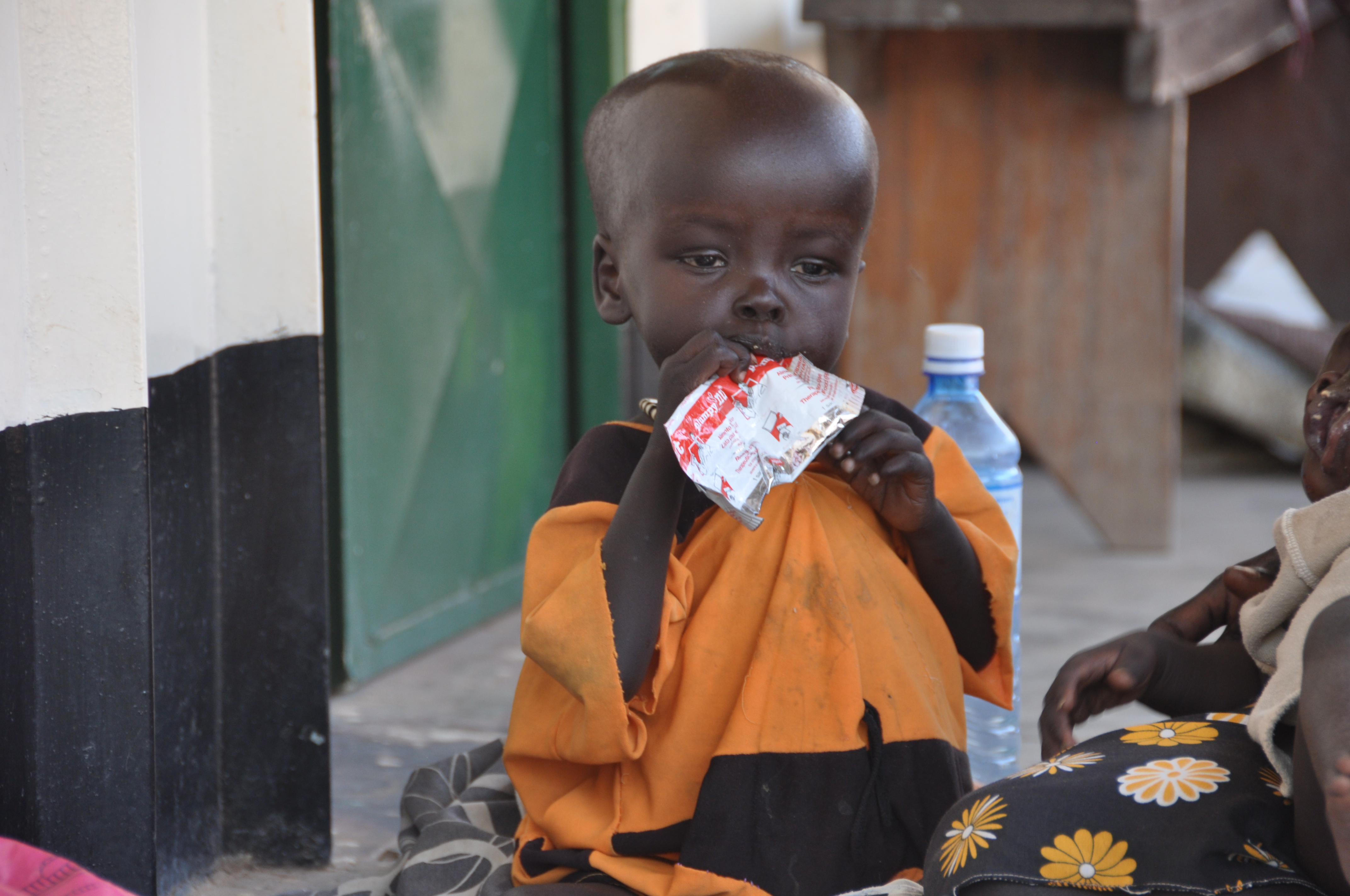 Nutritional support often means averting acute deficiency symptoms. This toddler urgently needed high-energy cookies, which he receives as a supplement in the course of a nutrition program.